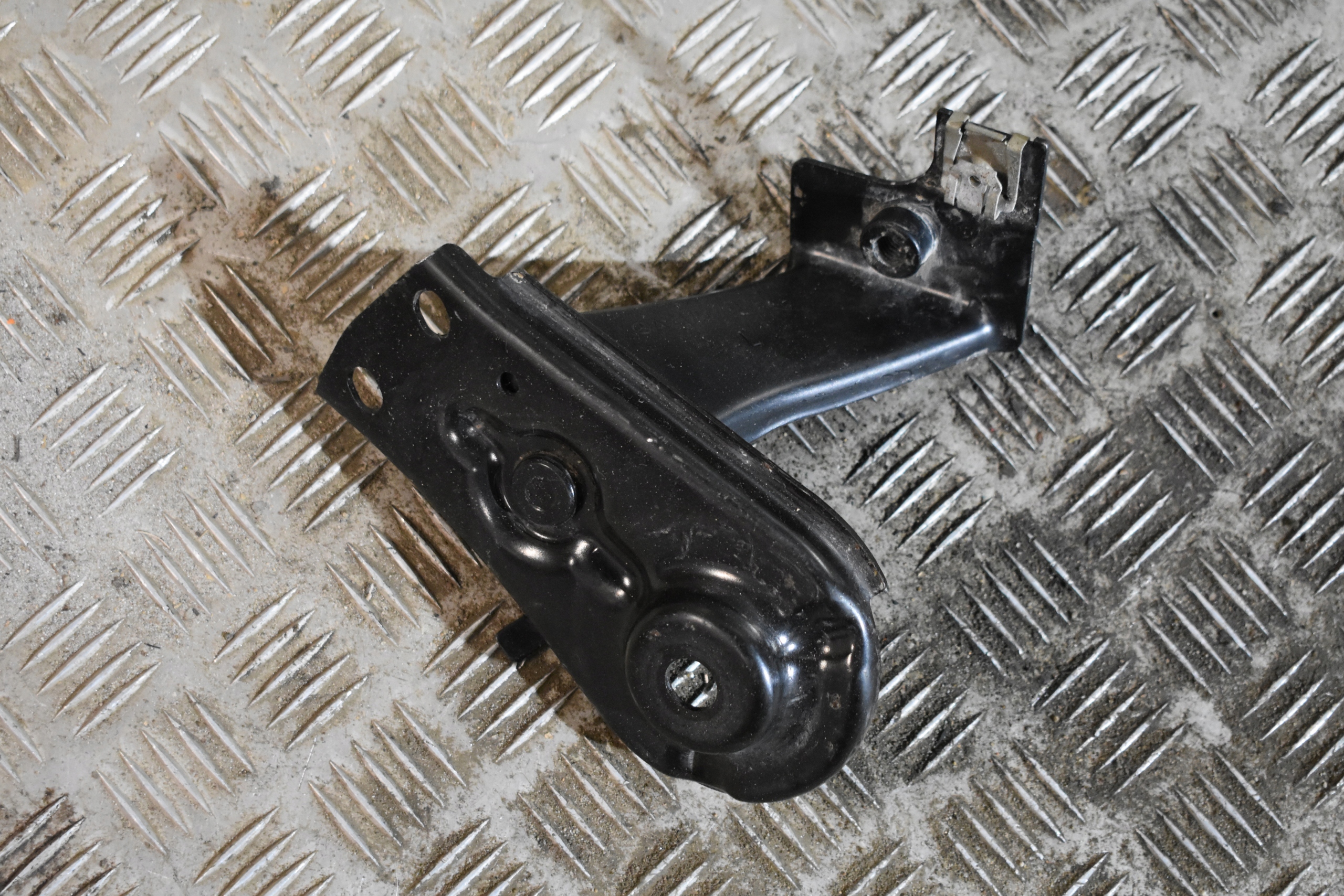 IDEALNE holder console left MERCEDES W217 1