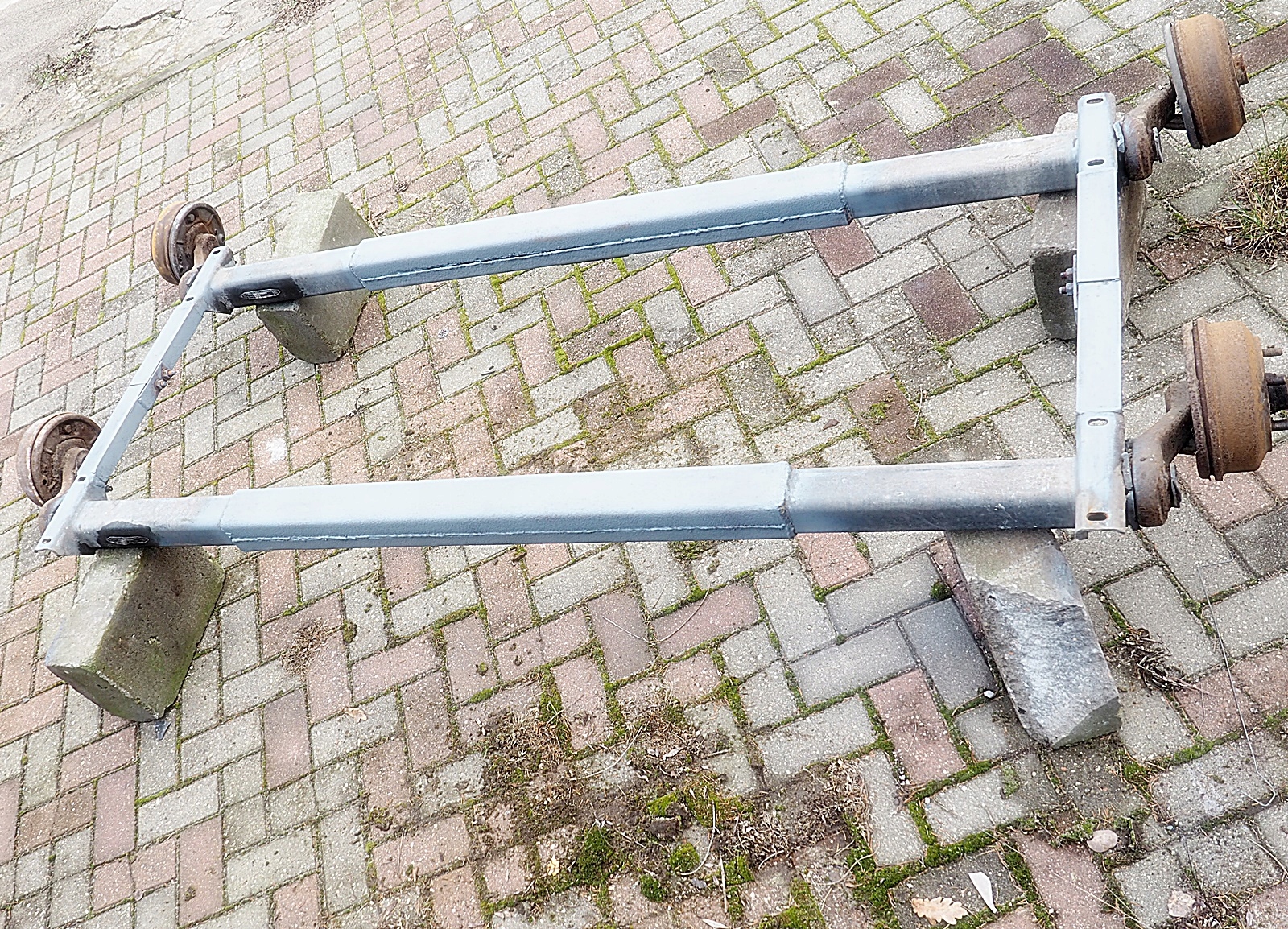 1350kg - Ось PEITZ 2X1350 кг тормозная в сборе. ПОСЛЕ СТОЛКНОВЕНИЯ