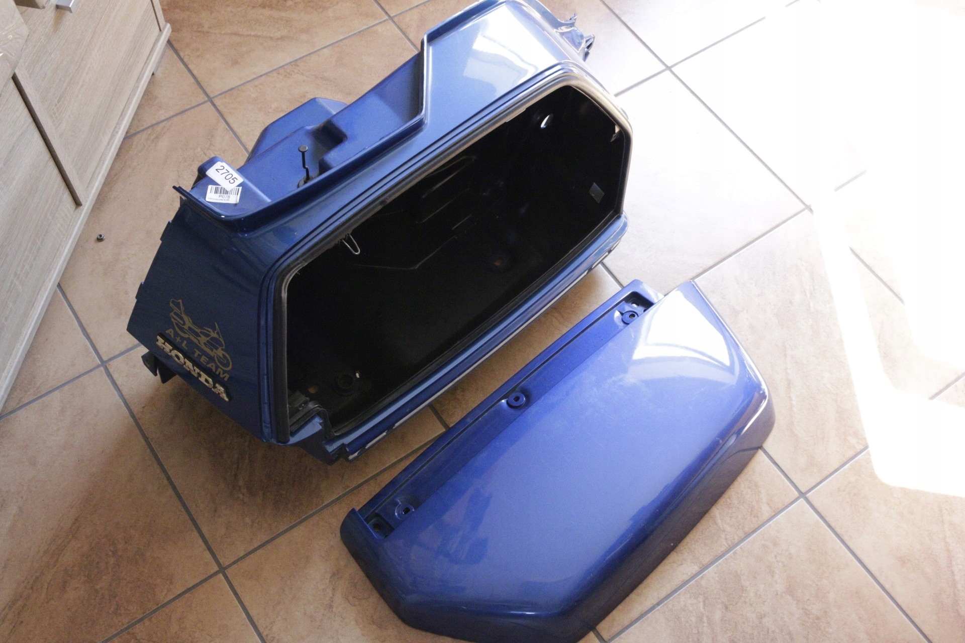 1 - Honda Goldwing GL1500 багажник правий 2705