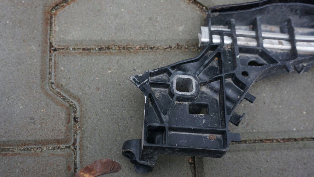 MERCEDES C W 205 - support panel for radiators pillar iron
