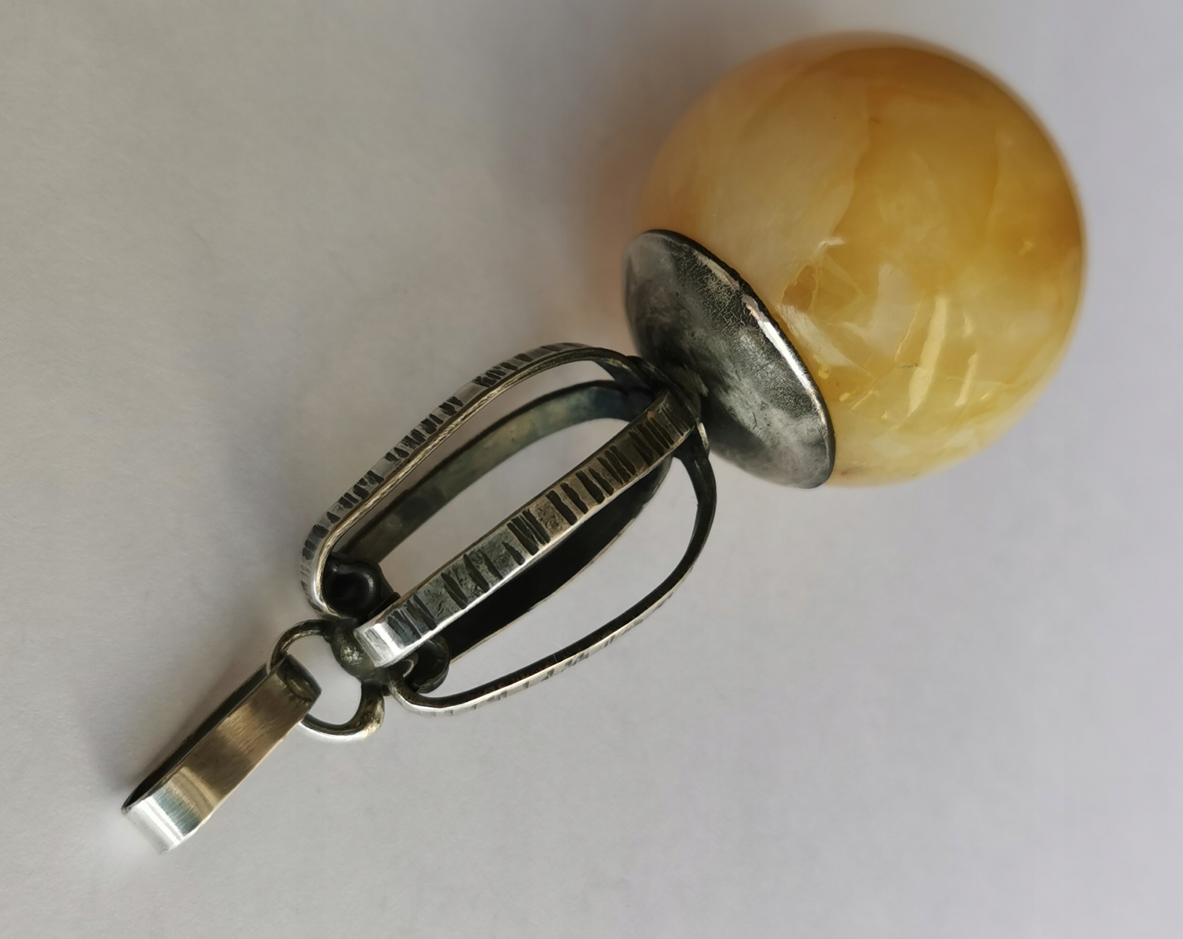 Wisiorek z bursztynem srebro 20 gram