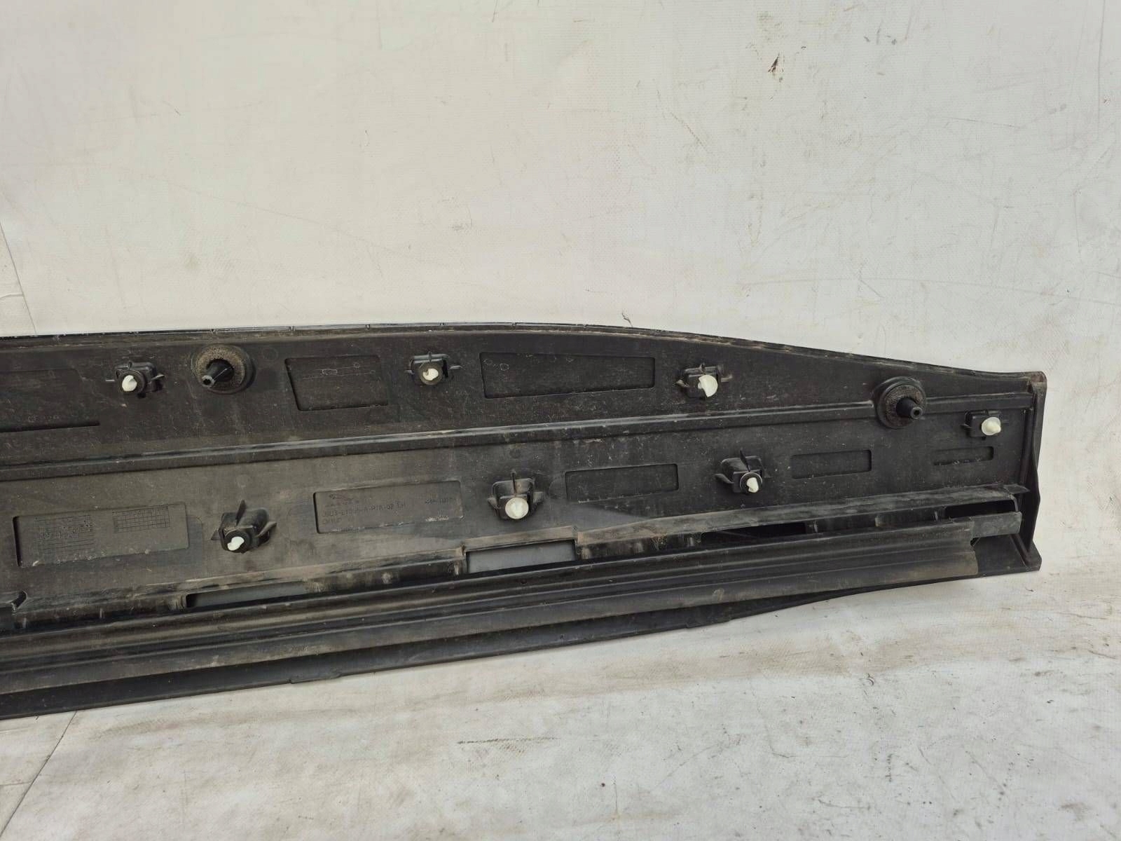JAGUAR and-PACE 19- moulding door left front front J9D3-21065-A