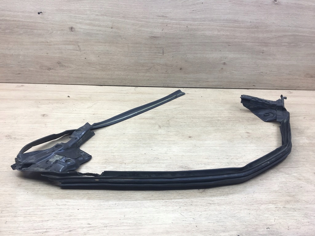 USZCZELKA ZGARNIAJACA DRZWI PRAWY PRZOD TESLA X Part number 1032178 00 D