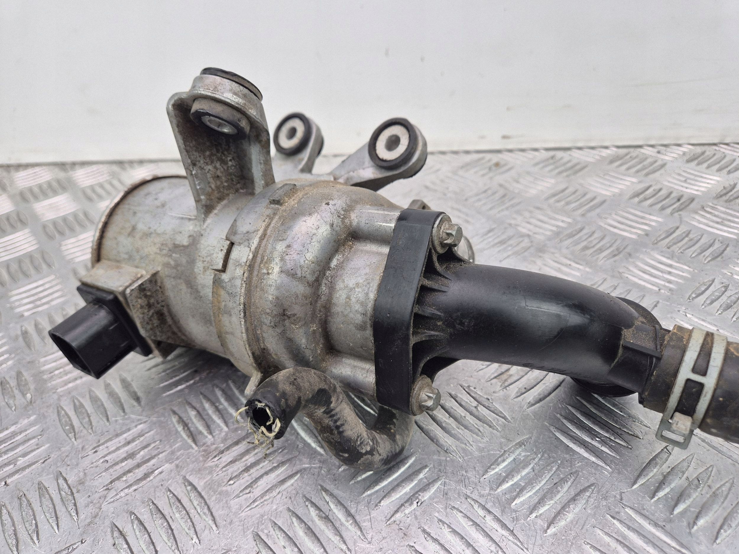Mercedes C250 W205 water pump A2742000207