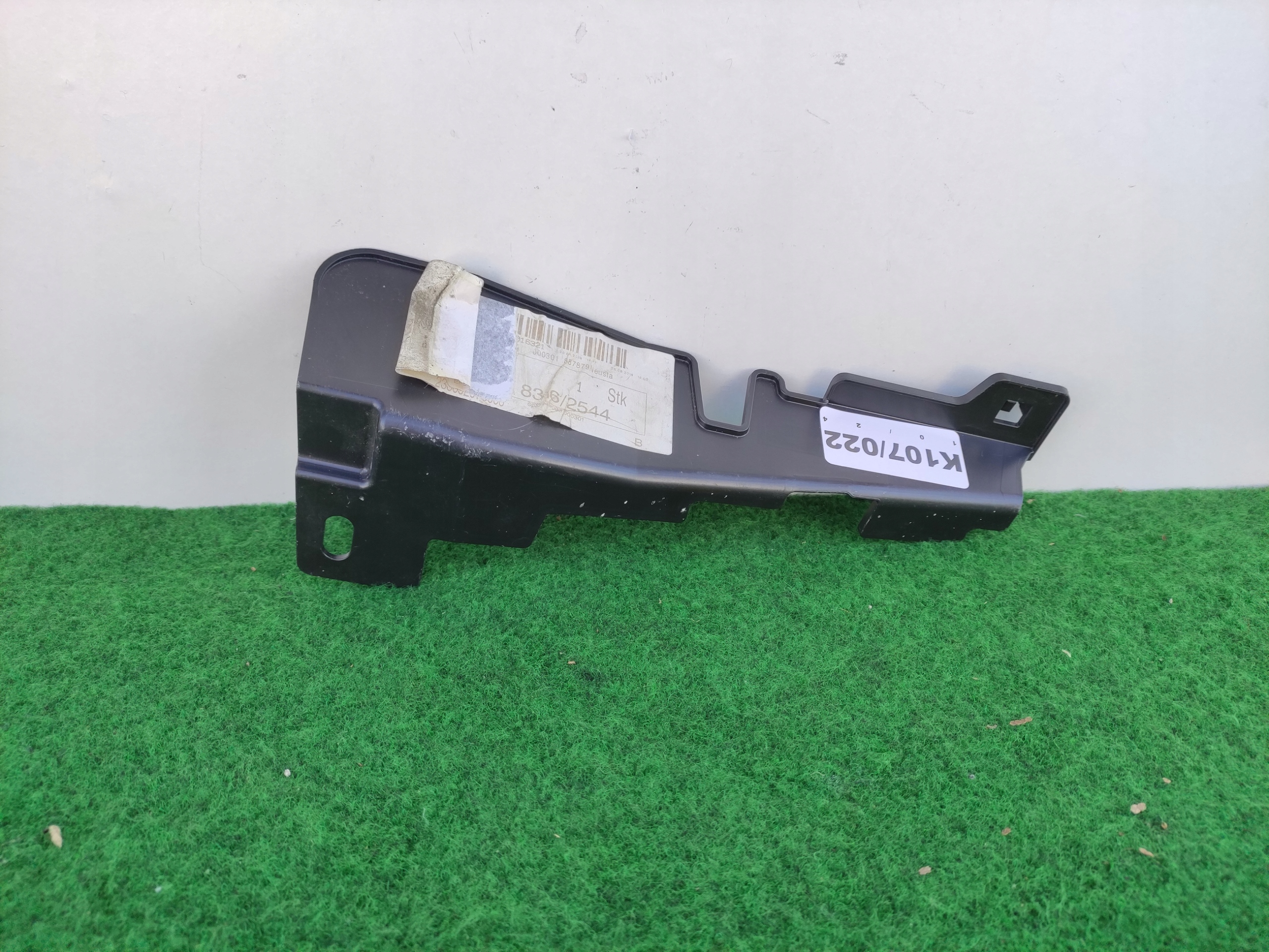 MERCEDES E-KLASA W213 bumper bracket left rear part console A2138850203 K107/022