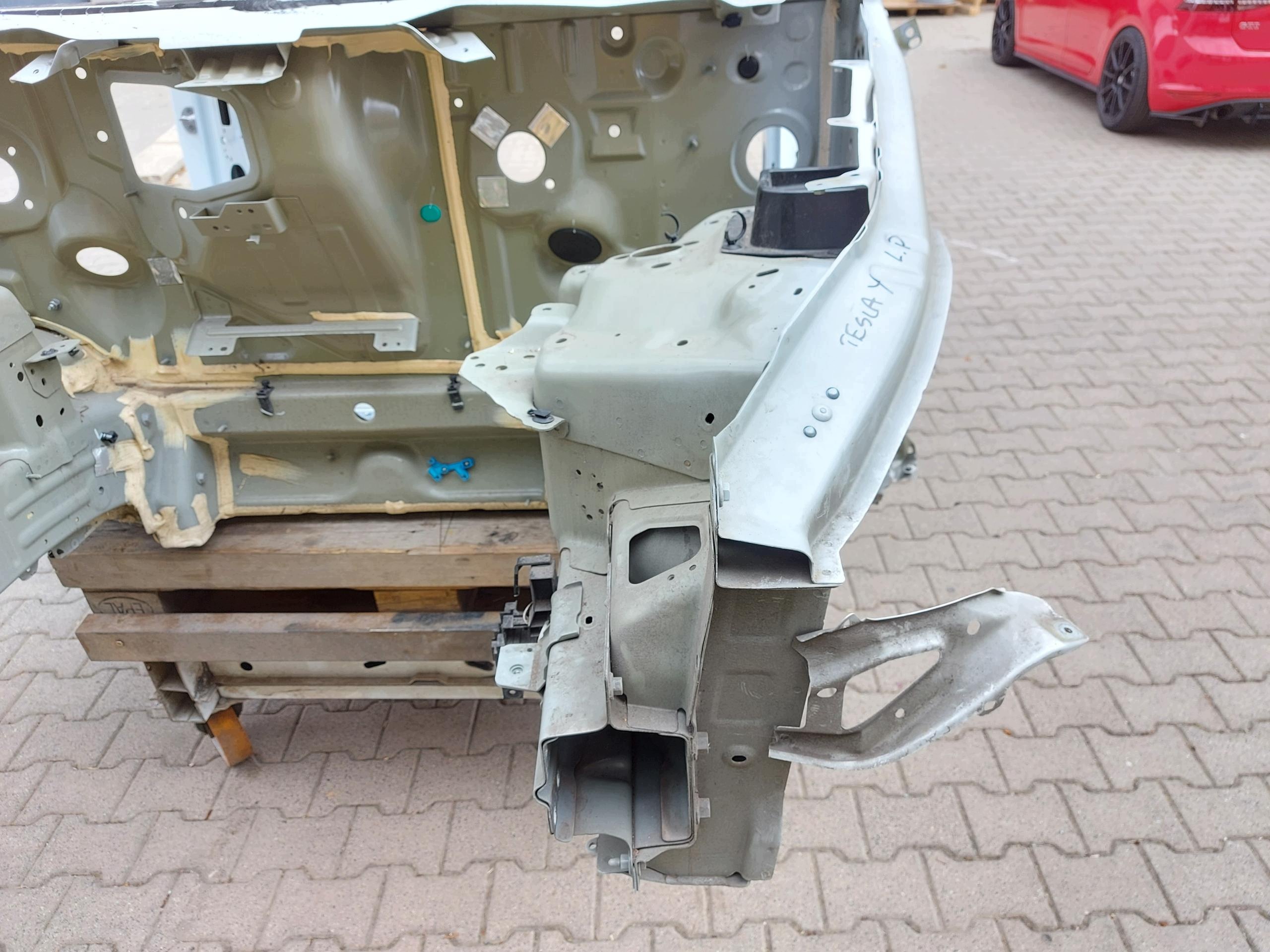 TESLA MODEL Y 2024r quarter quarter left front