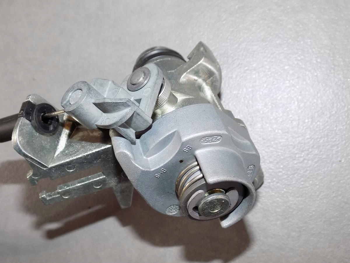 AUDI S8 A8 D4 WKŁADKA ZAMKA 8F0827573 Numer katalogowy części 8F0827573