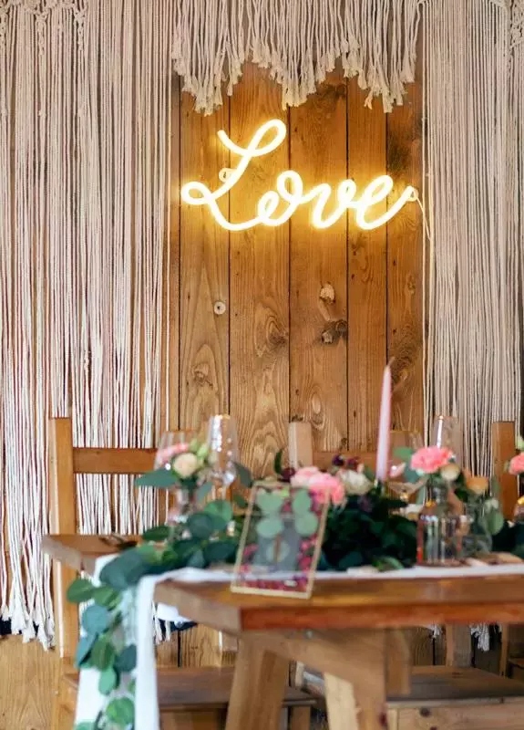 Neon led Love biely 61x27,4 cm
