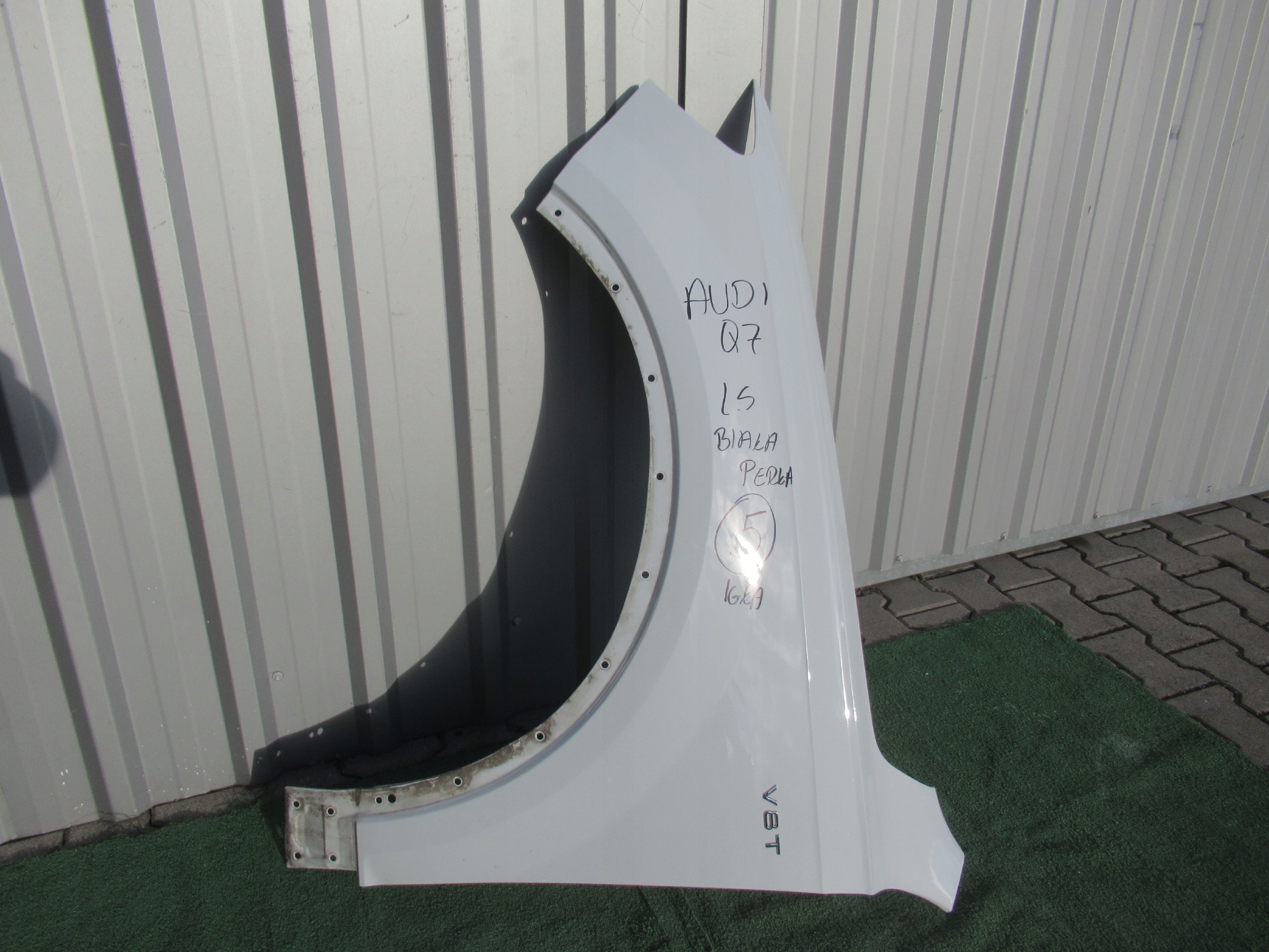 AUDI Q7 SQ7 4M 16- BŁOTNIK LEWY PRZÓD BIAŁA PERŁA IGŁA 4M0821105C Kolor biały