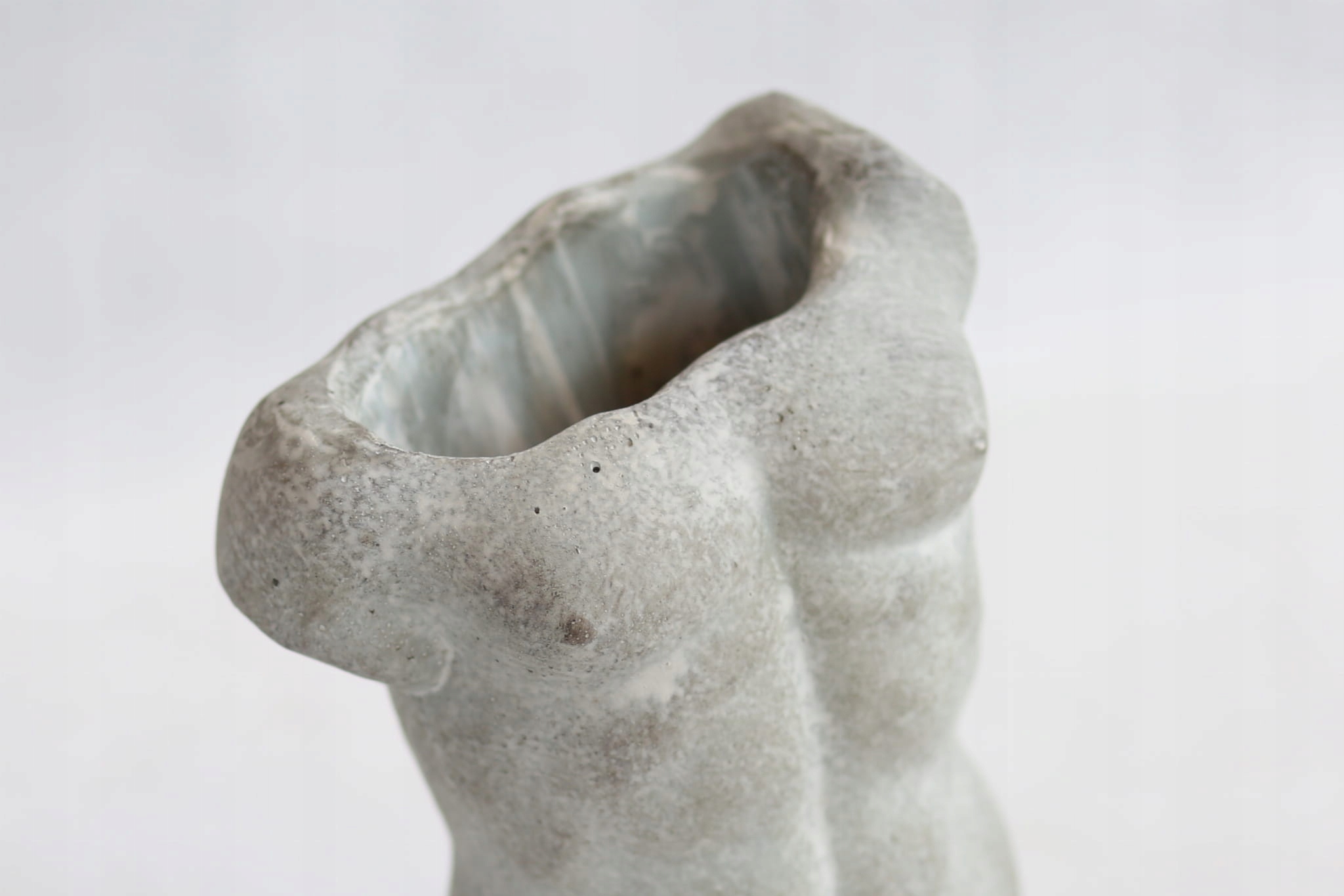 Osłonka dekoracyjna tors męski cementowy 16x22cm Kod producenta 142048