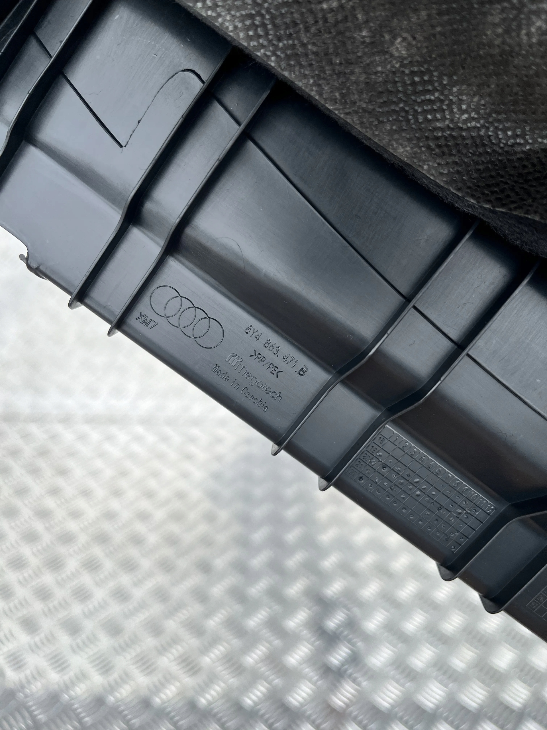 OSŁONA NAKŁADKA PASA TYŁ AUDI A3 8Y 20- 8Y4863471B