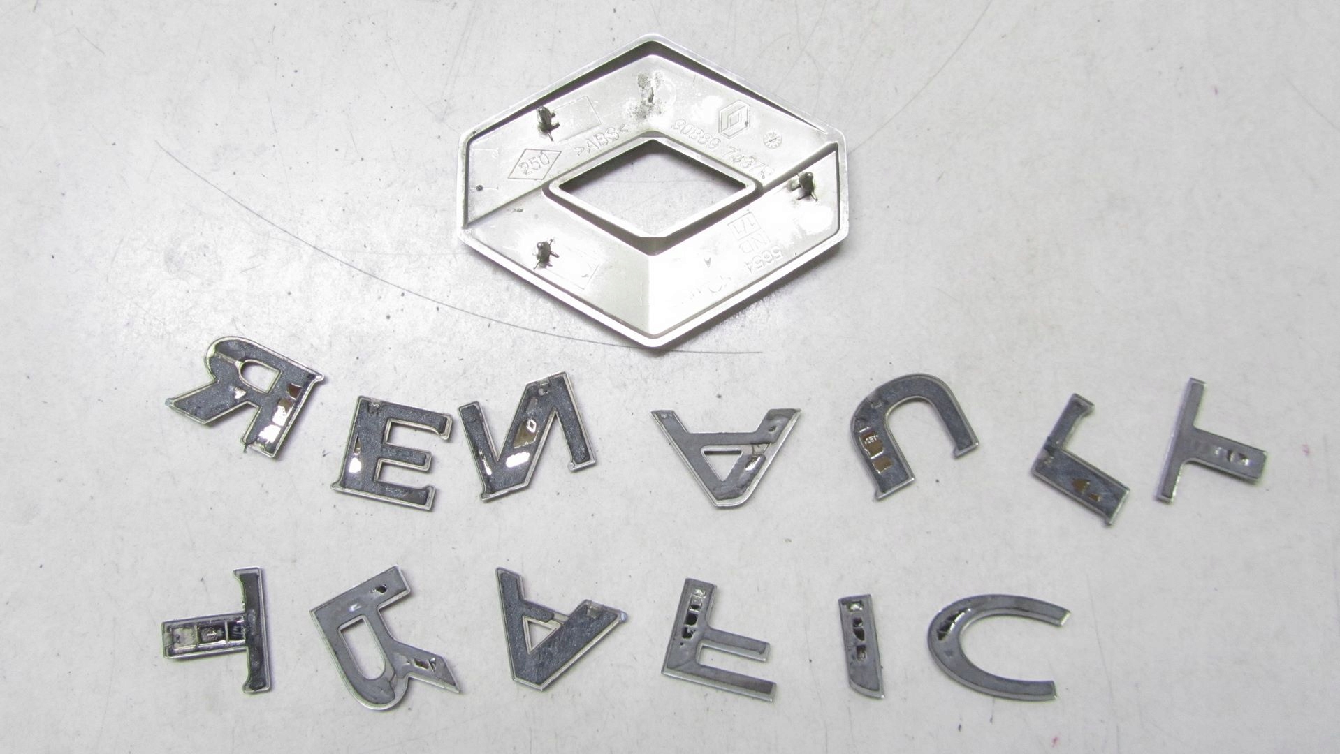 RENAULT TRAFIC III EMBLEMAT ZNACZEK LOGO KLAPY 14- Stan opakowania zastępcze