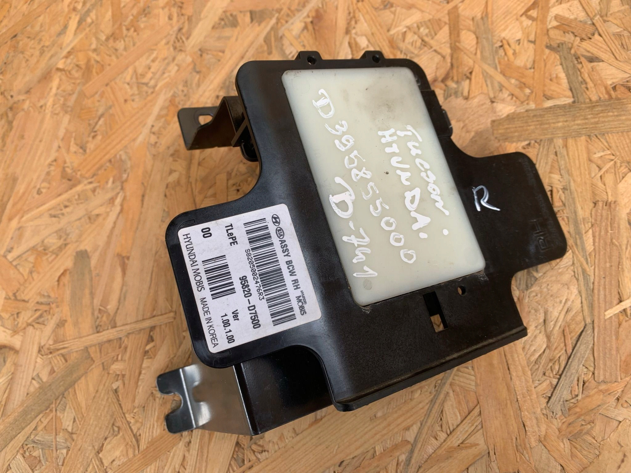 Hyundai Tucson II III 2018 radar tyl prawy