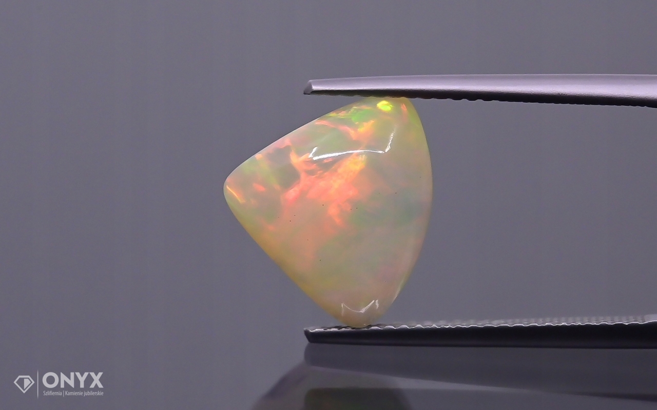 Opál z Etiopie kabošon nepravidelný 13,5x11,5 mm