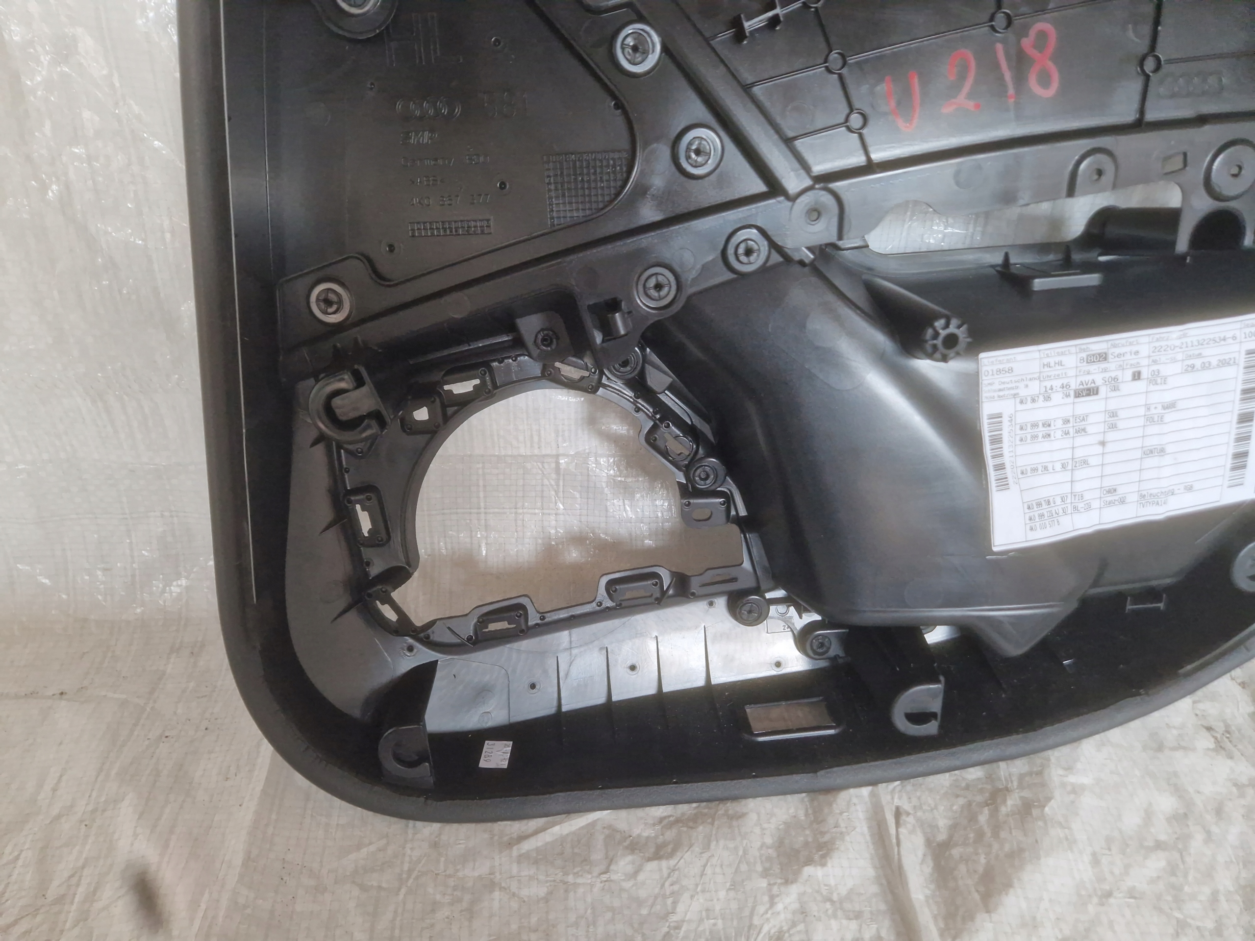 Audi A6 C8 обивка дверные карты задних зад левый 4K0867377