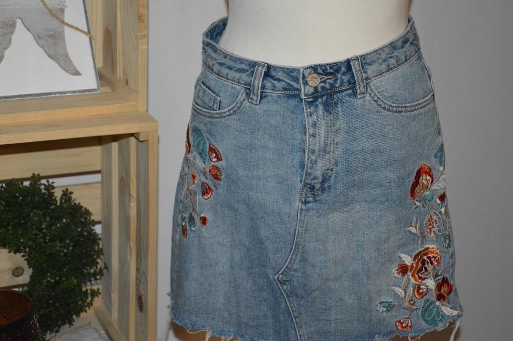 11 DENIM SPÓDNICZKA JEANSOWA Z HAFTEM KWIATY 38 Marka inna