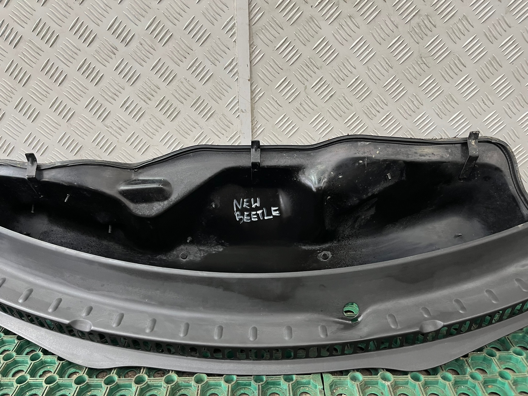 VW NEW BEETLE 1997-2010 1C0 torpedo plastic upper + lower 1C1845523B