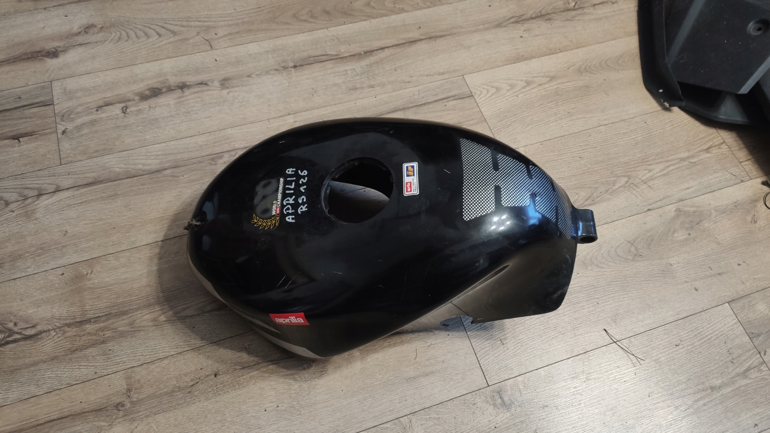 102370 - EU КРИШКА БАКА APRILIA RS 125