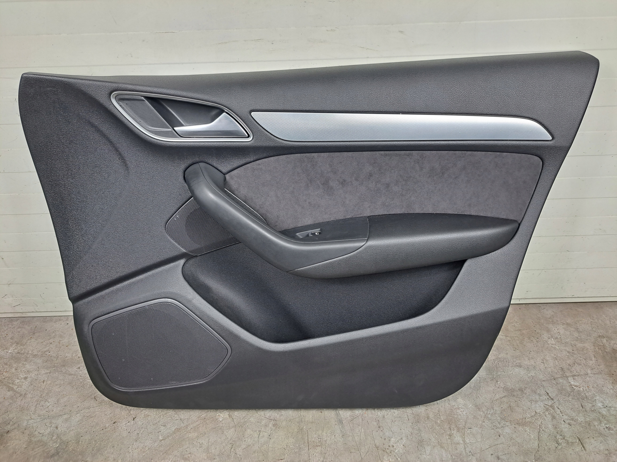 8U1867106 - Бекон двери правый передний AUDI Q3 8U ALCANTARA EU