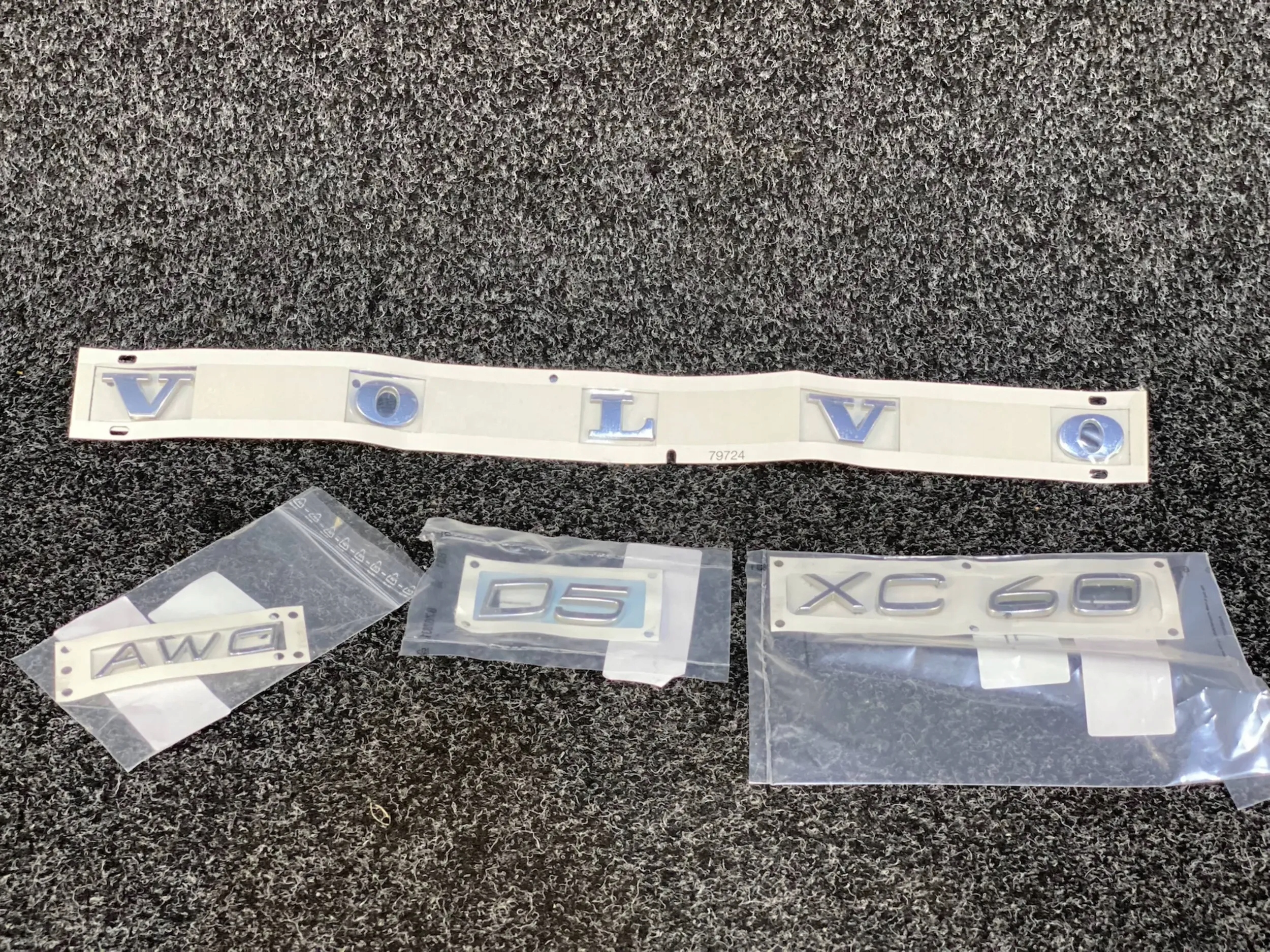 VOLVO XC60 D5 AWD KOMPLET EMBLEMATÓW NA TYLNĄ KLAPĘ 31333640 Marka Volvo