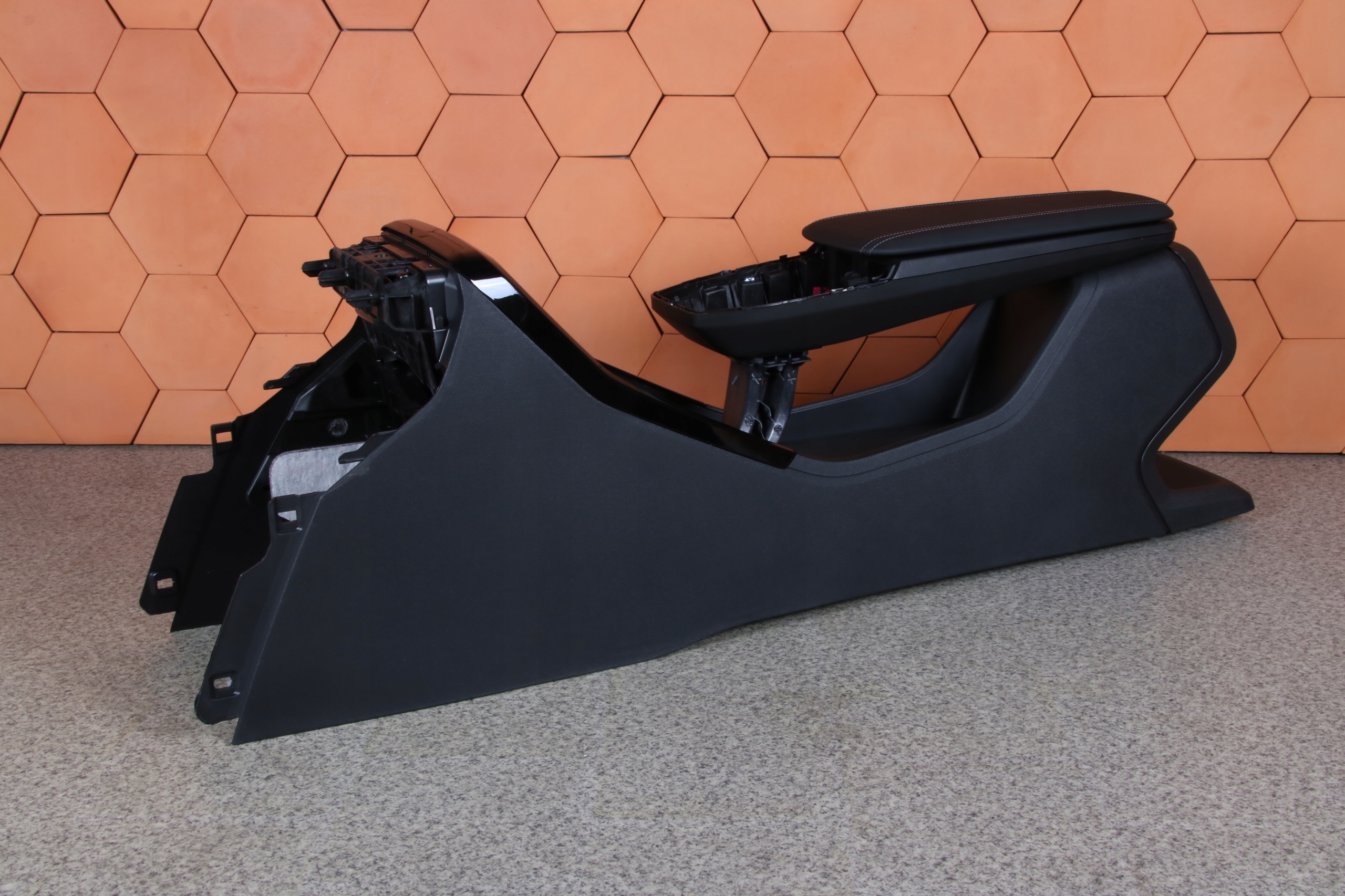 BMW X1 U11 U06 TUNEL central armrest black ANGLIK