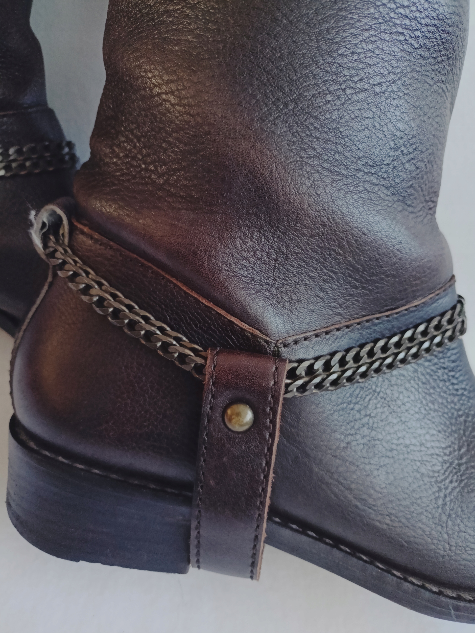 DKNY solidne skórzane kowbojki z łańcuchem 40,5 Marka Sorel