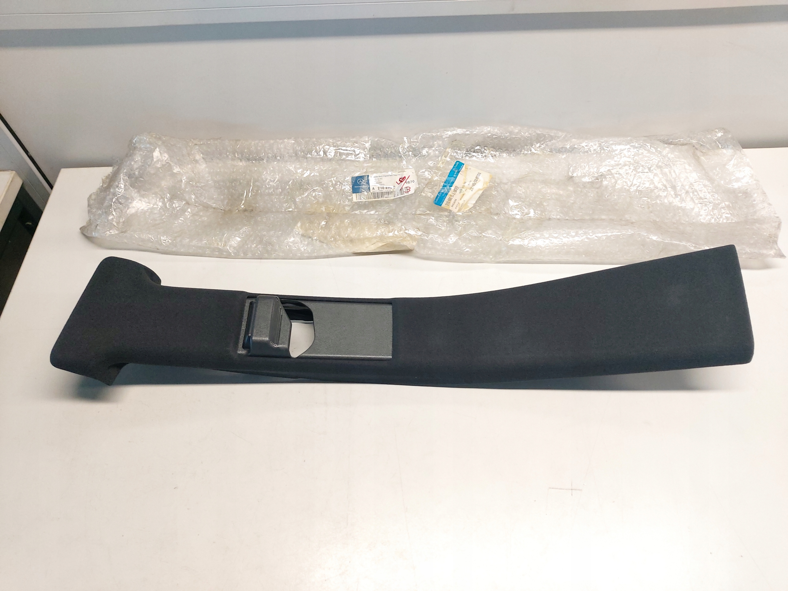 MERCEDES W210 облицовка стойки слева новый 2106900525