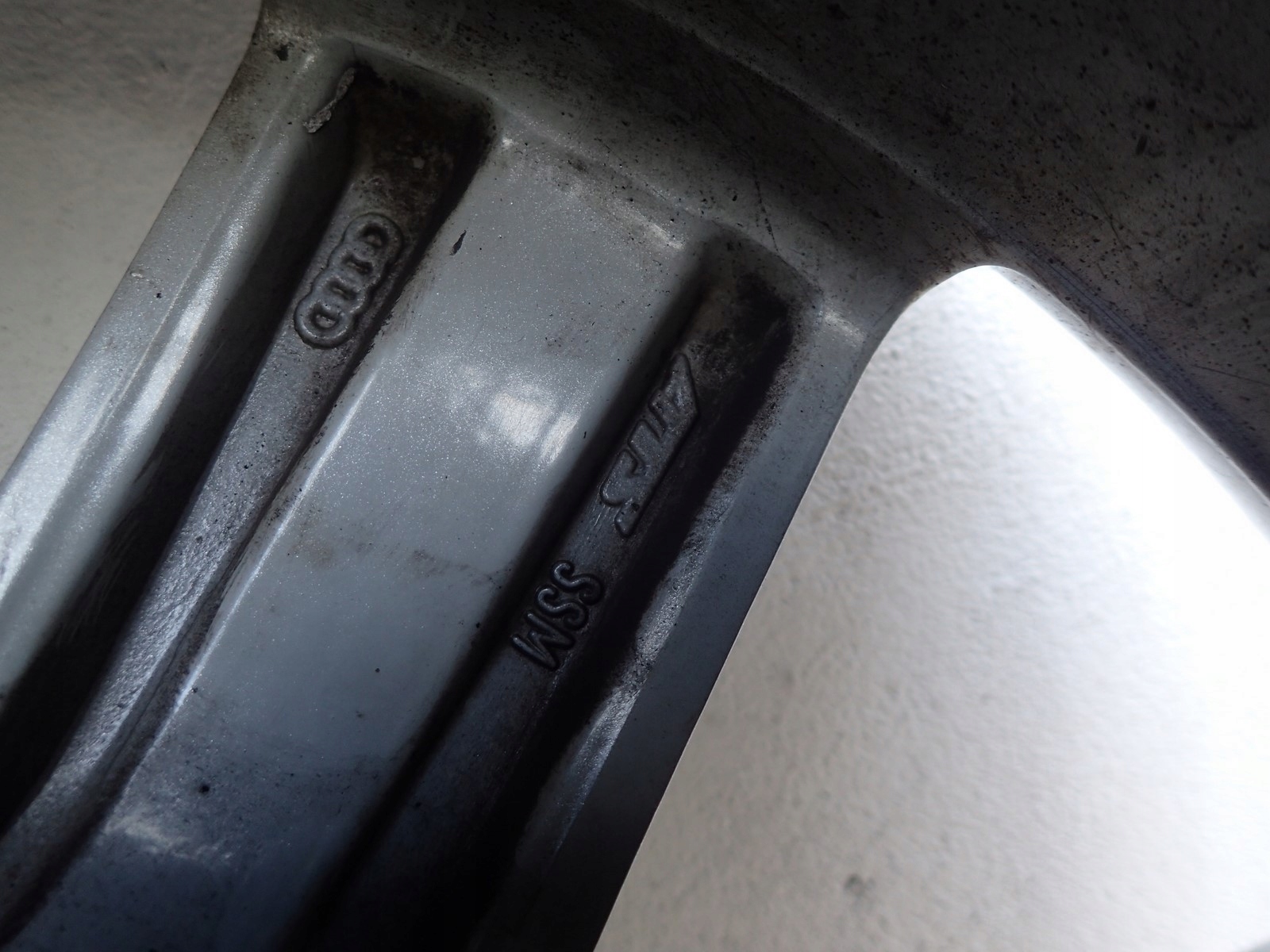 disk hliníkový AUDI A4 B8 A5 8T 8K0601025B 17\