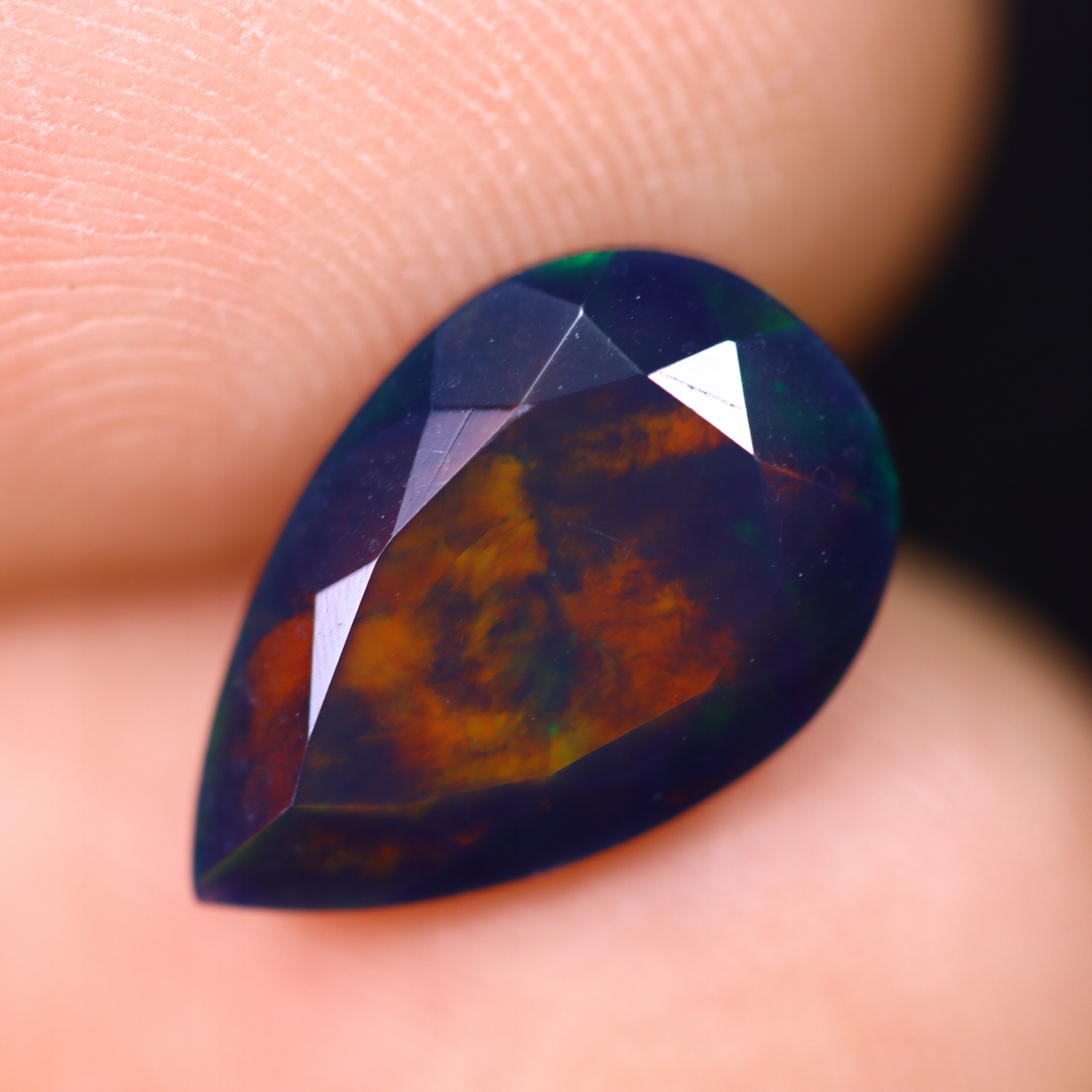 Přírodní opál Černý 1.76 ct Lžička Etiopie certifikát Wbd
