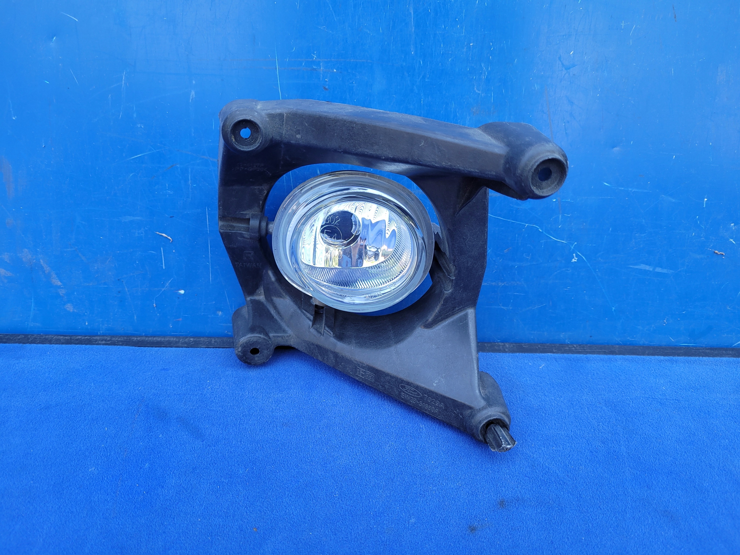 FORD Escape 10-12 2010-2012 ГАЛОГЕН правый передний перед