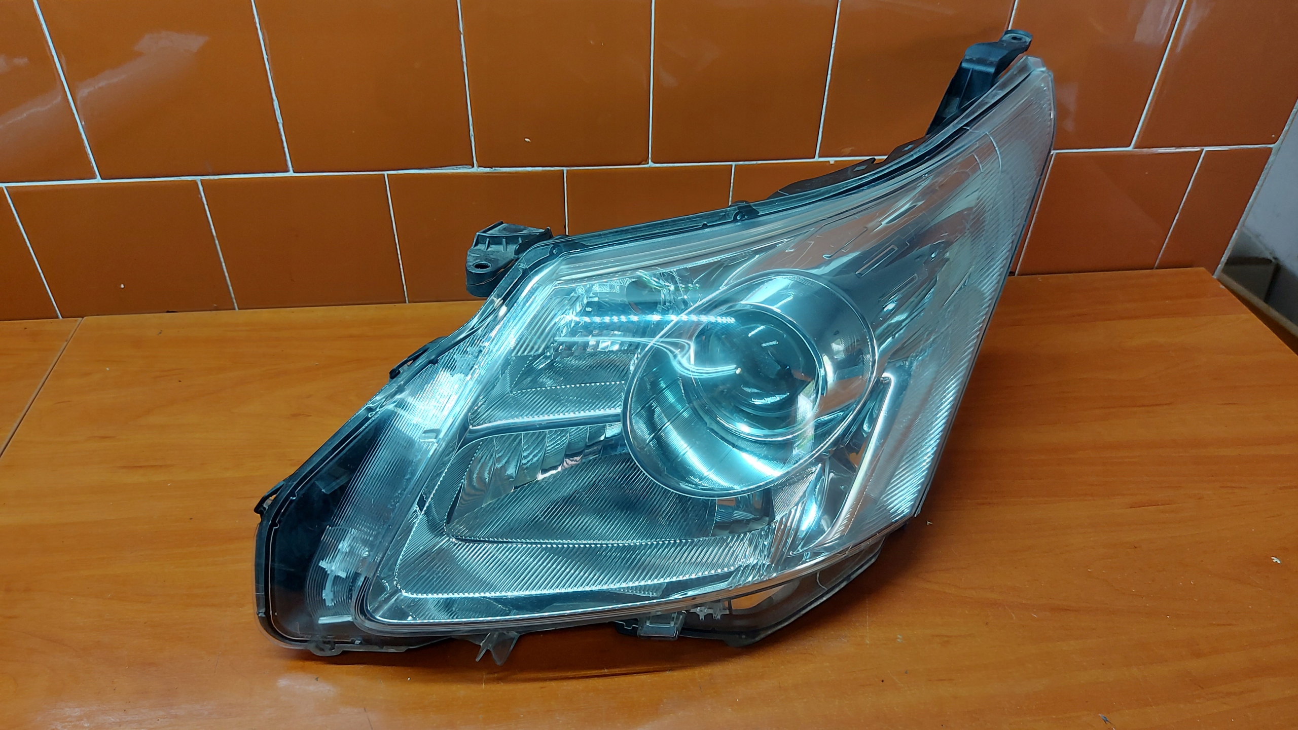 REFLEKTOR light left left front TOYOTA AVENSIS T27 09
