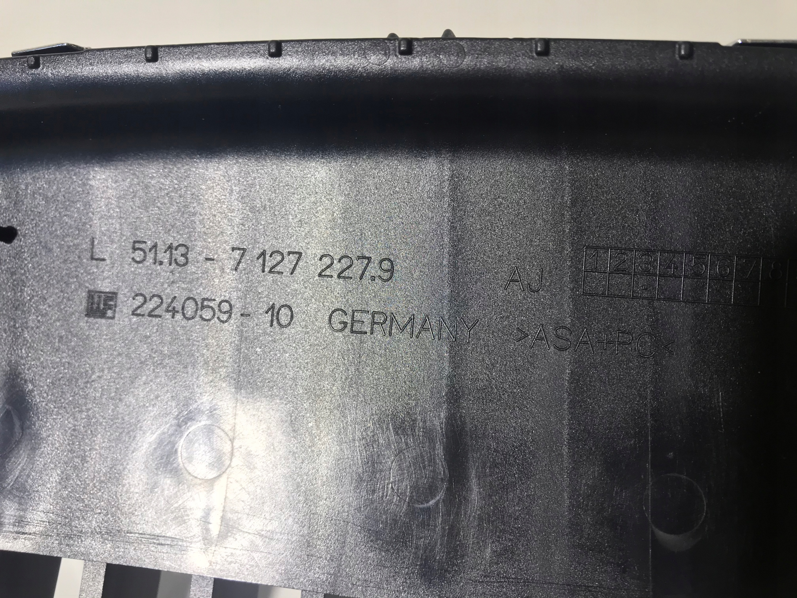 GRIL ATRAPA NERKA BMW 1 E81 E87 7127227 Kolor srebrny