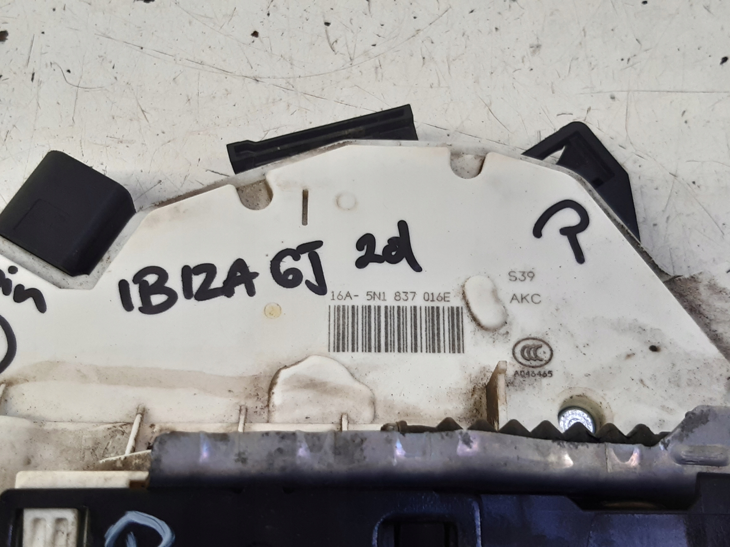 lock right front 5N1837016E Seat Ibiza 6J LIFT