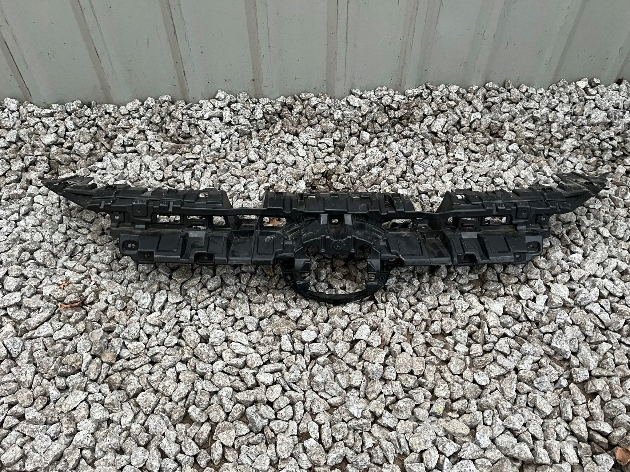 53115-42010 - TOYOTA RAV4 IV 19 - ВЕРХНЕЕ УСИЛЕНИЕ РЕШЕТКИ РАДИАТОРА