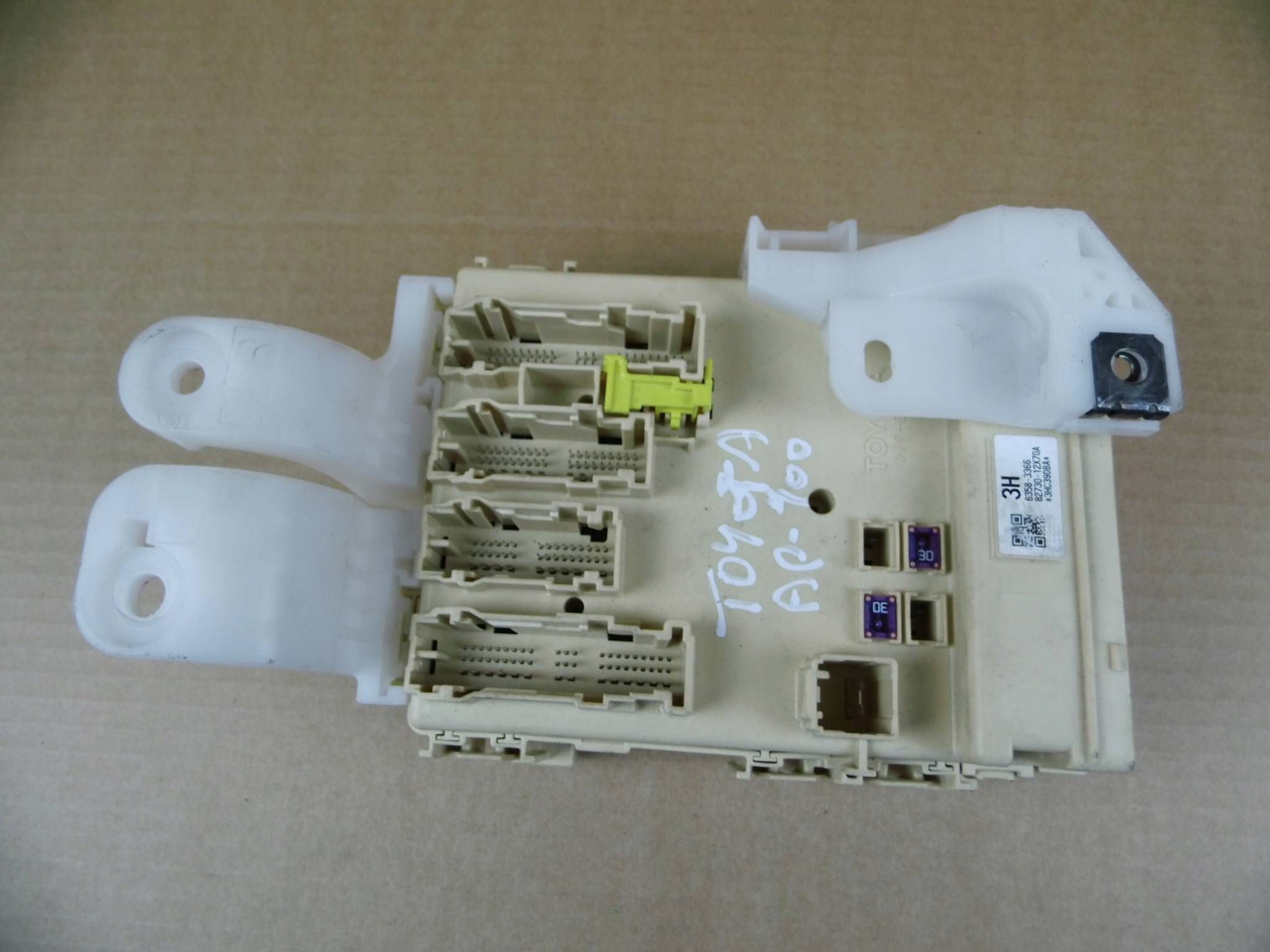 Toyota Auris II module computer control unit komfortu compartment of fuses