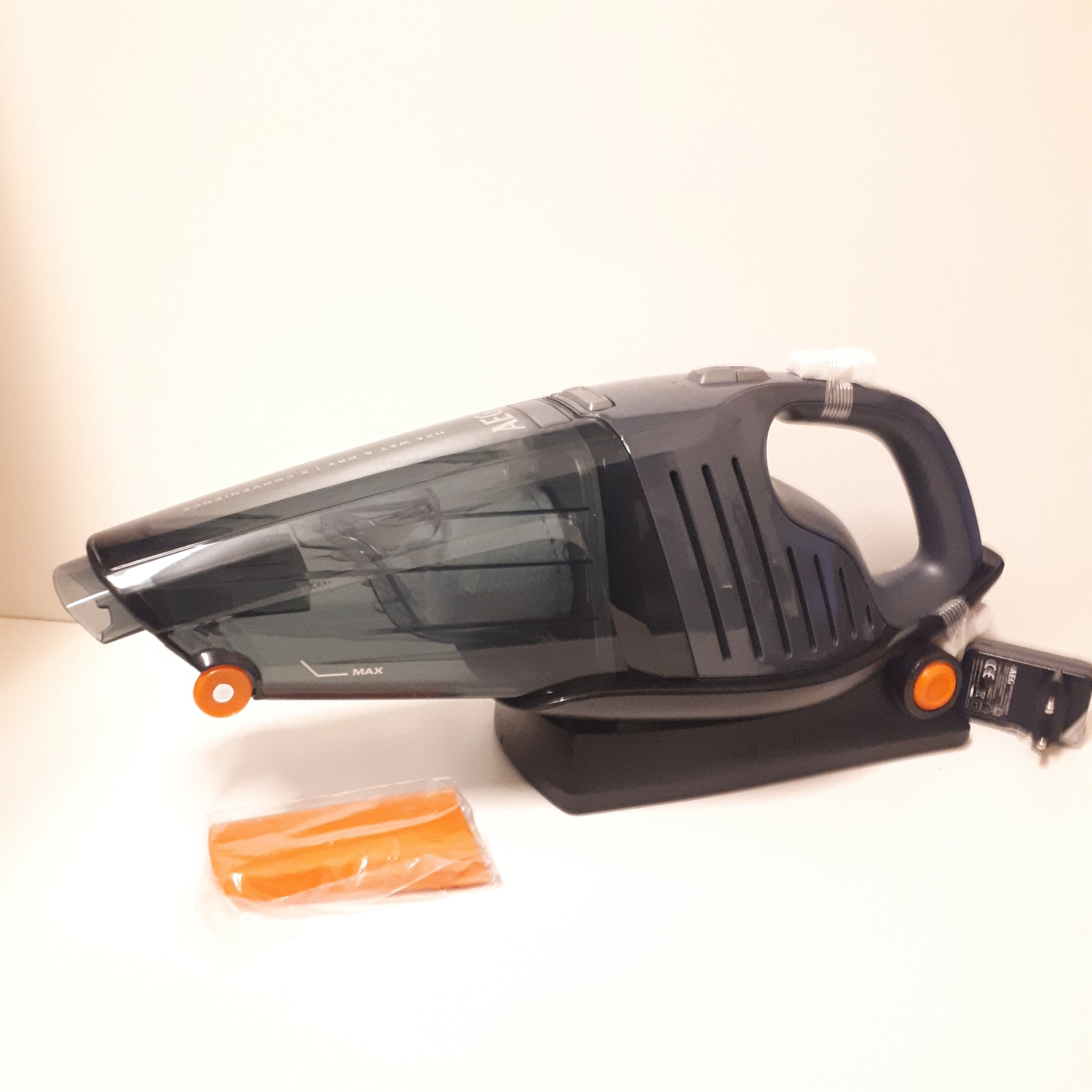 AEG Wet&Dry bezprzewodowy odkurzacz ręczny samochodowy HX6-13DB-W Zasilanie akumulatorowe