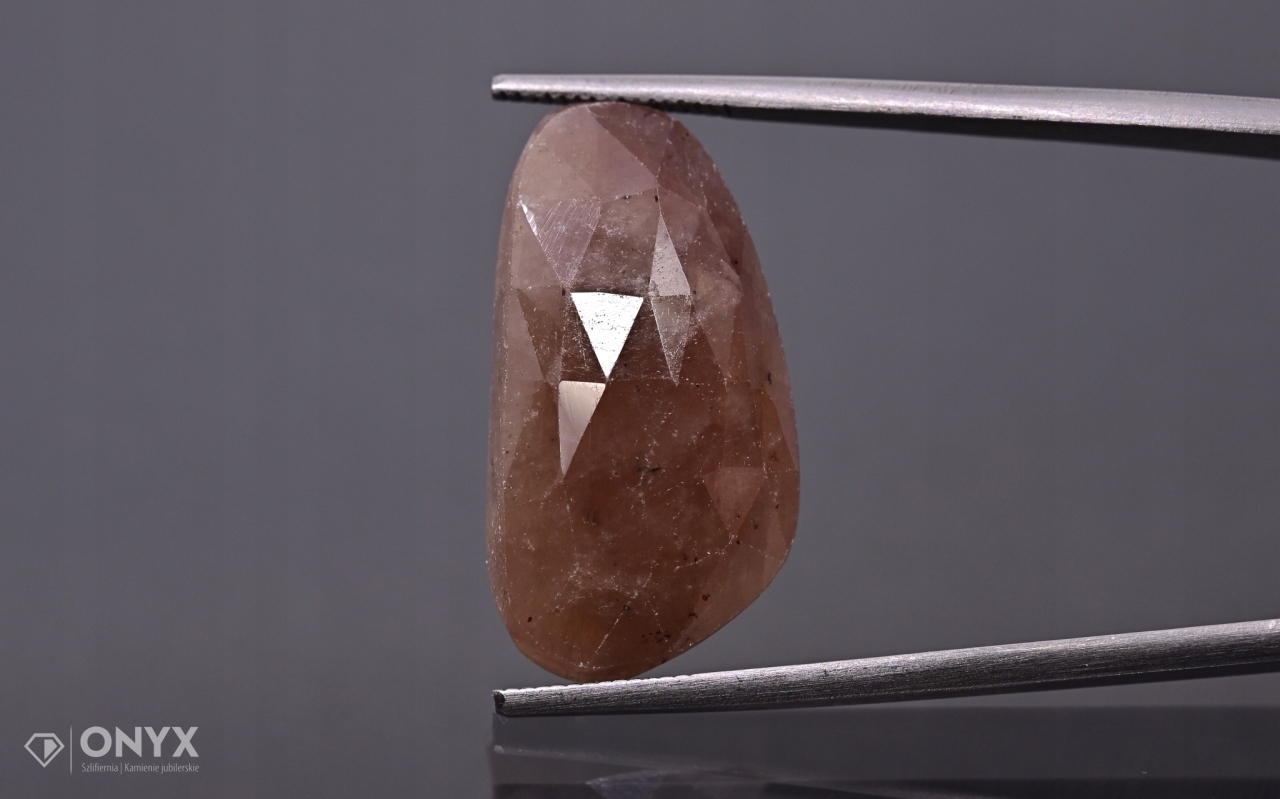 Safír fasetovaná nepravidelná rozeta 23,5x12,5 mm