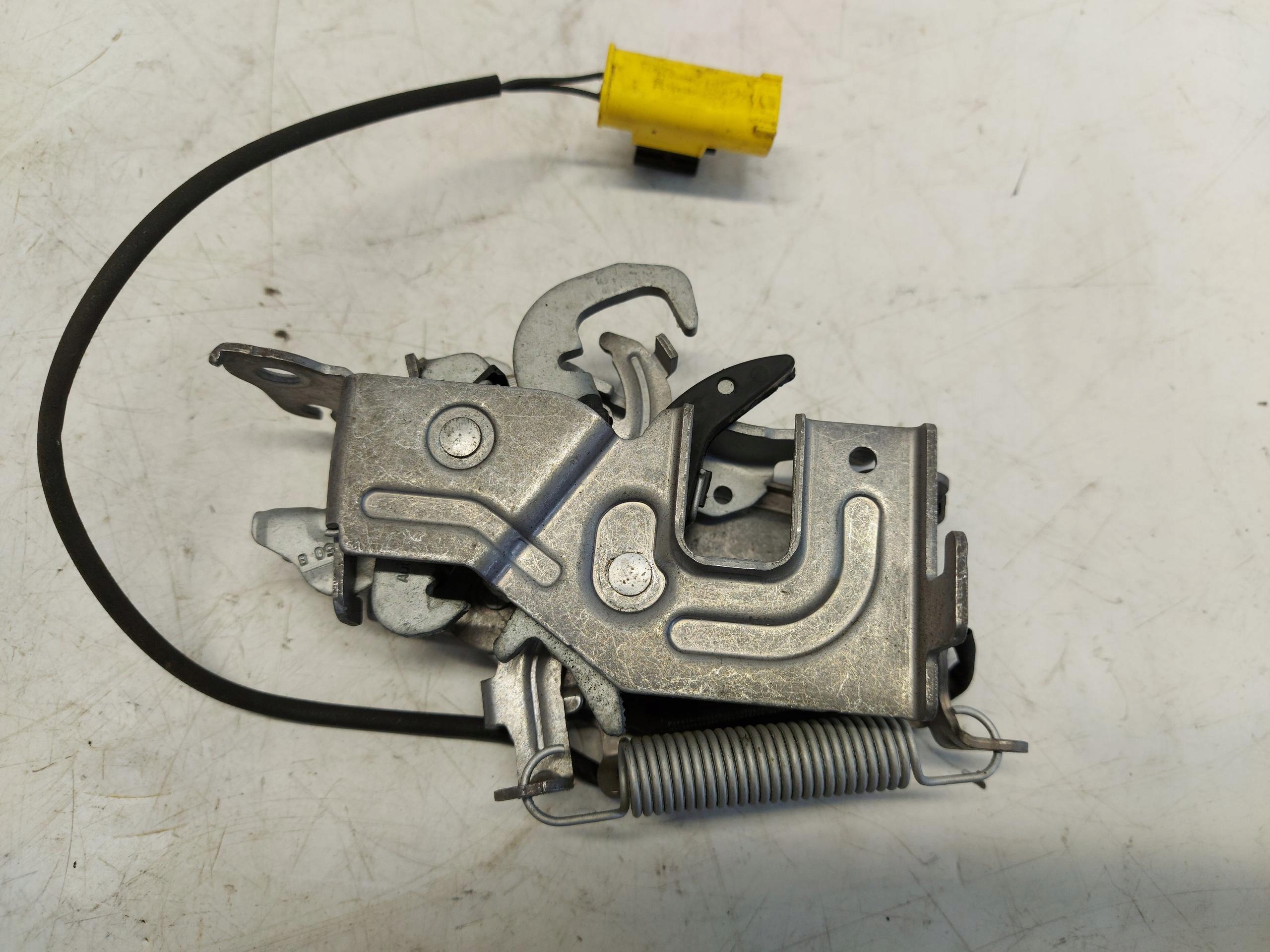 BMW U06 220d bonnet latch lock right SPRAWNY 9880000