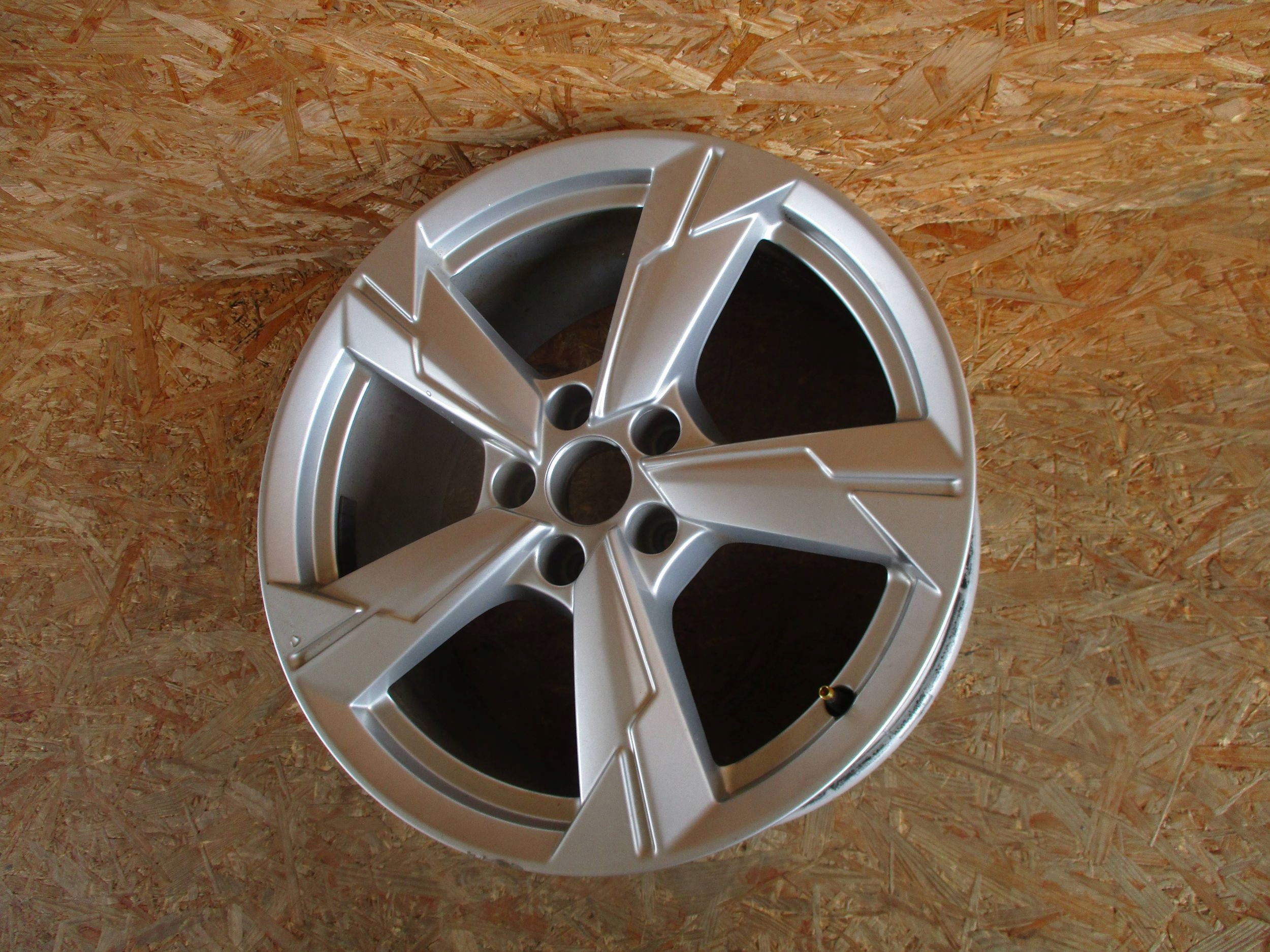 AUDI A6 C8 disk hliníkový 8Jx18 ET39 5x112