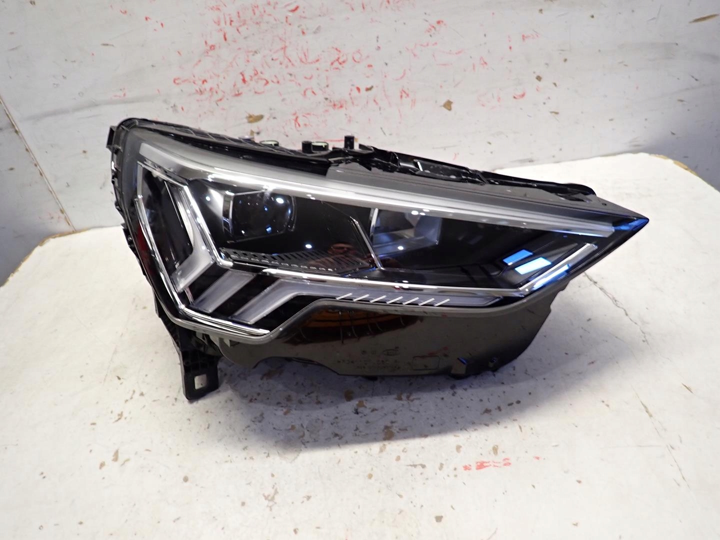 light front front right AUDI Q3 II 2018- FULL LED 83A941034