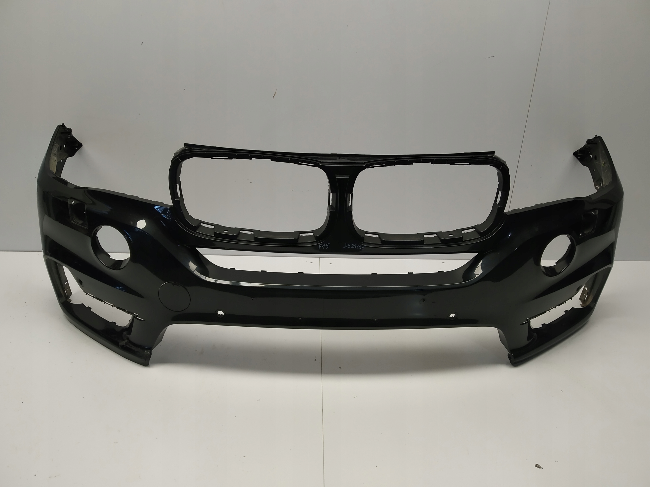 2013r- Bmw X5 F15 bumper front below 6xPdc and washers 7294480 ciemny