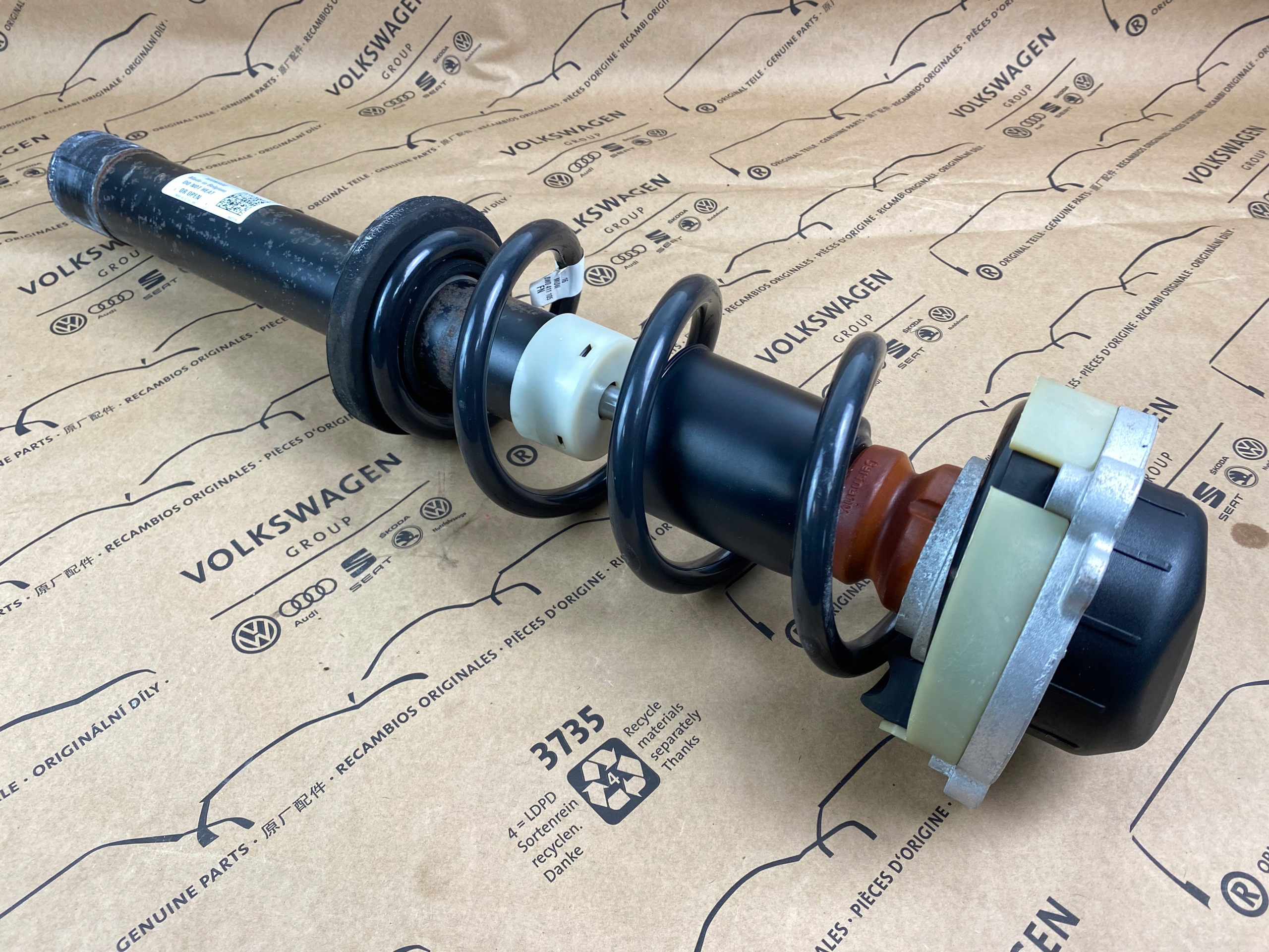 GD AUDI A4 8W0 AMORTYZATOR PRZÓD LEWY PRAWY 8W0413031AK ORYGINALNY Numer katalogowy części 8W0413031AK 8W0411105FP