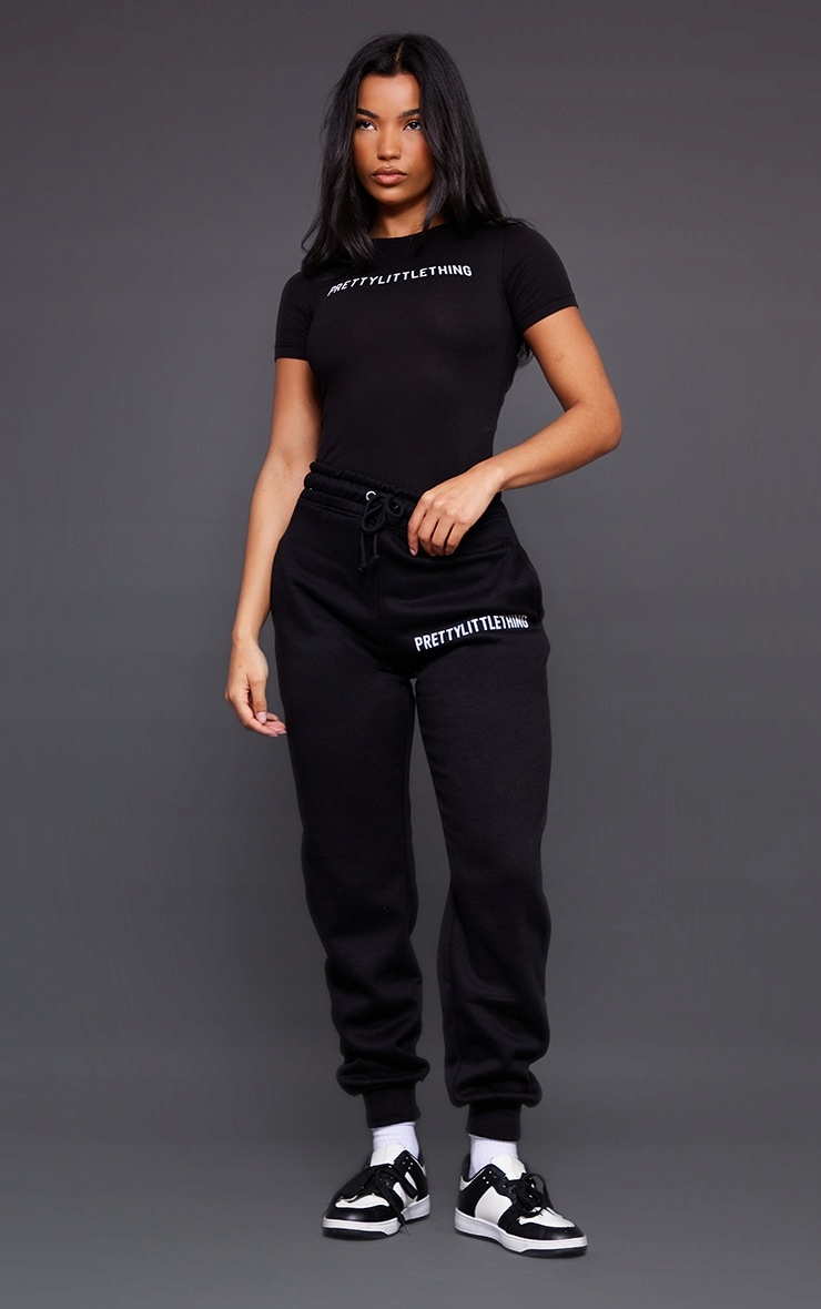 PRETTYLITTLETHING BODY CZARNE Z NAPISEM KRÓTKI RĘKAW RM D564103 Rozmiar M (38)