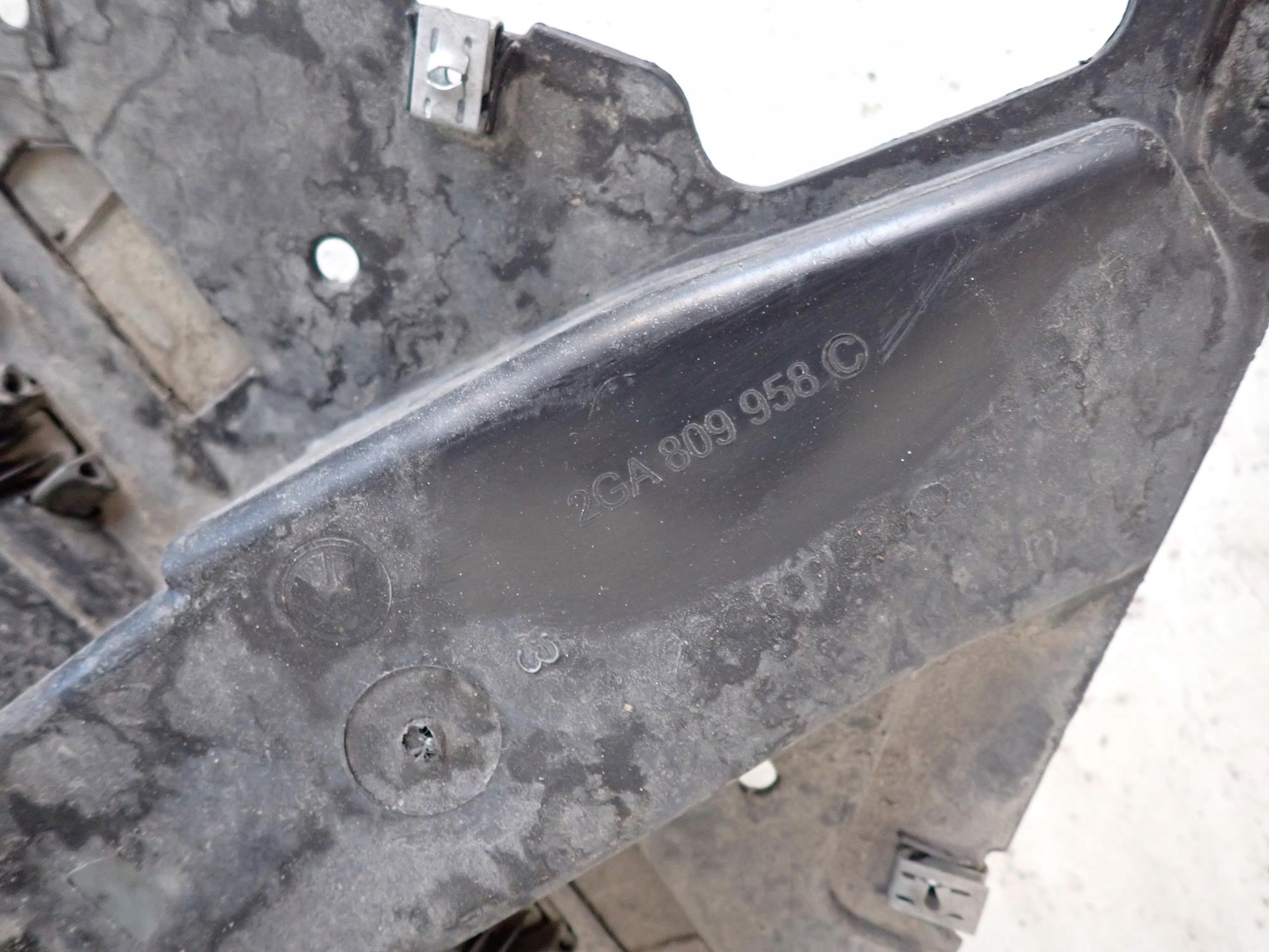VW T-ROC 17-> mudguard front front right