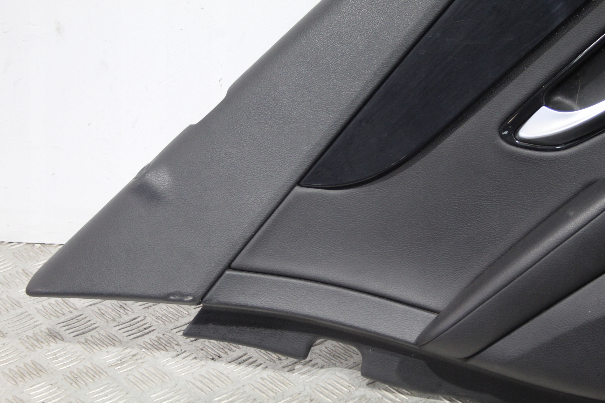 side door left rear part C-KLASA W205 sedan