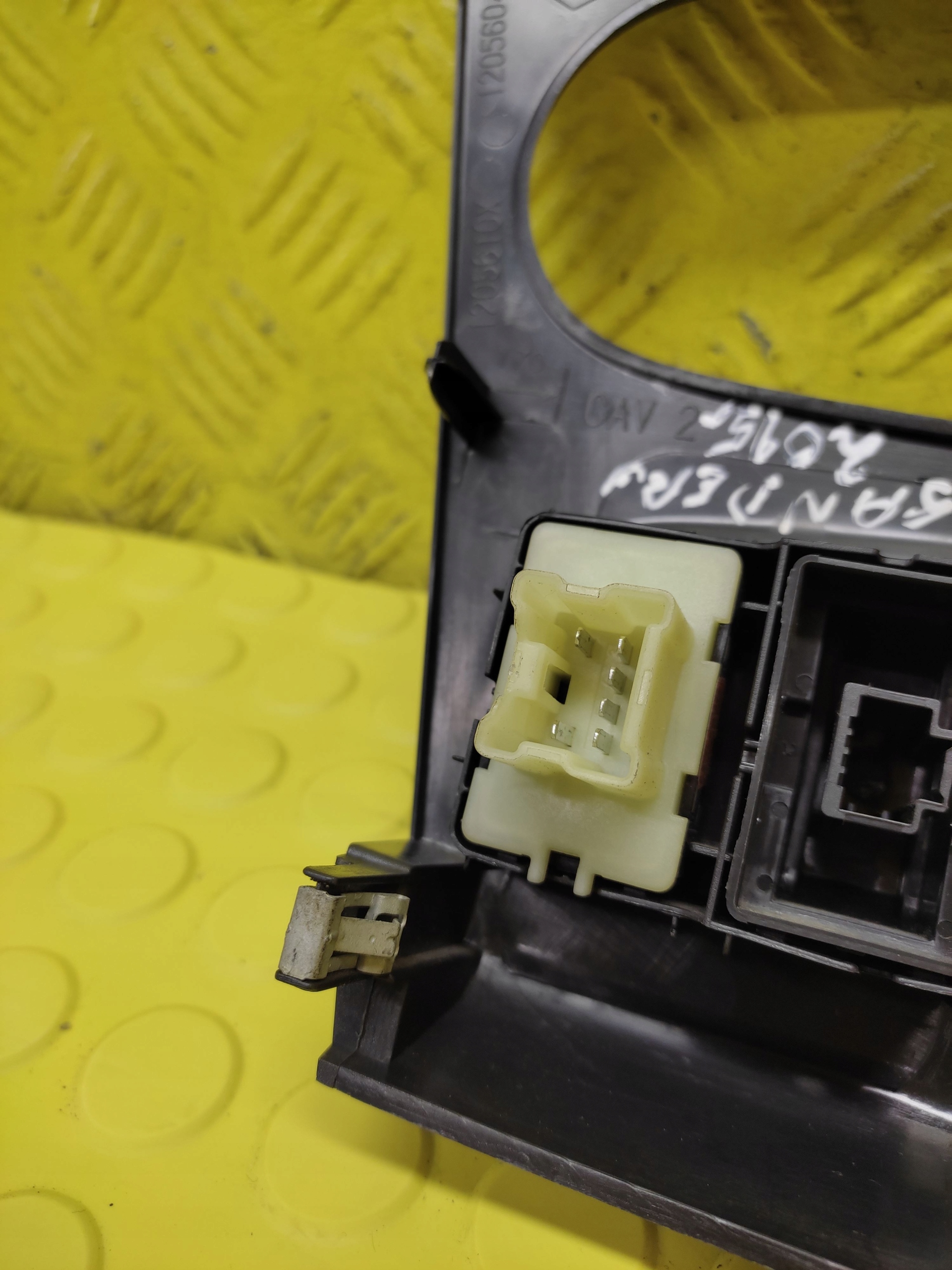DACIA SANDERO window control switch frame 275009384R