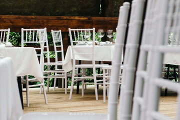 KRZESŁO BANKIETOWE WESELNE ŚLUBNE CHIAVARI z tworzywa białe z poduszką EAN (GTIN) 5908305884330