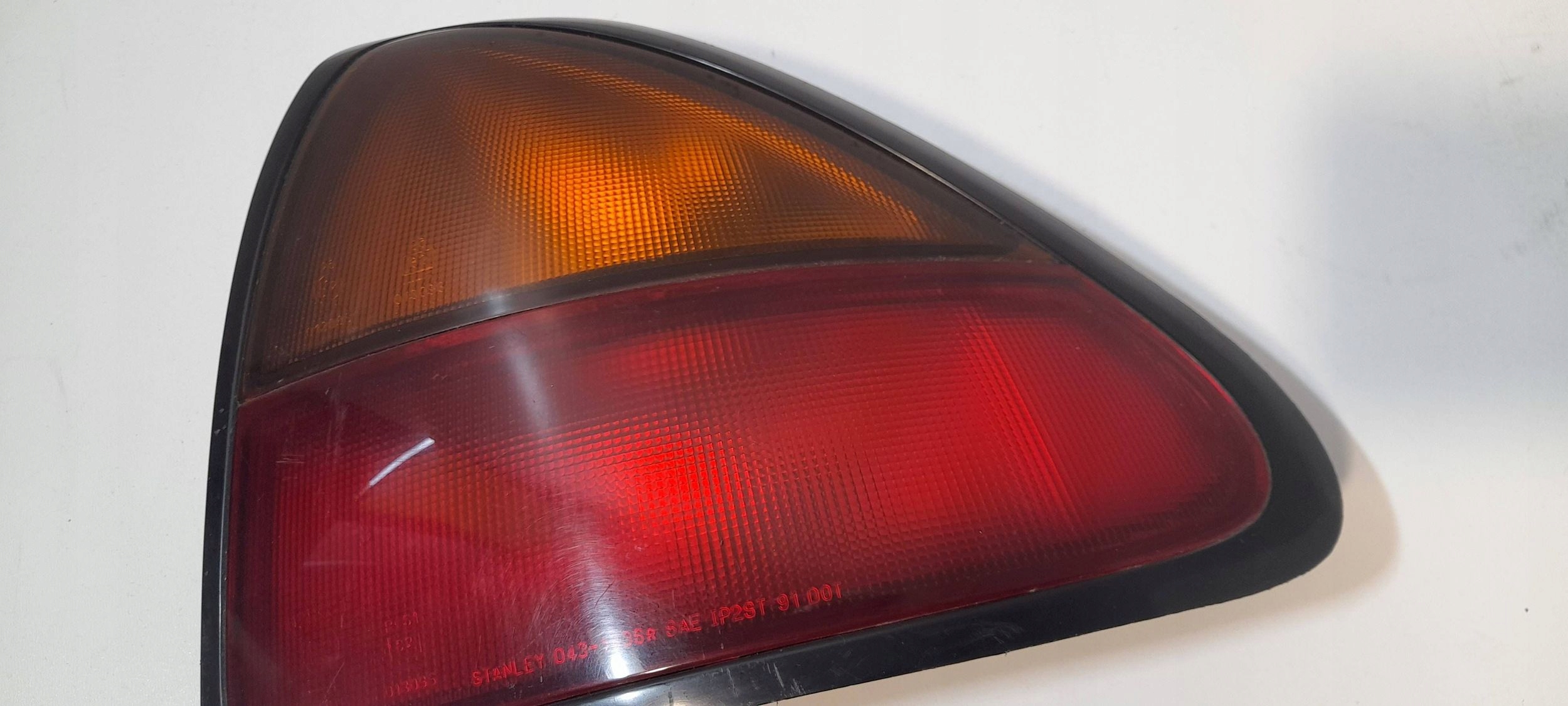 Mazda 323 light rear right 0431436R (R480)