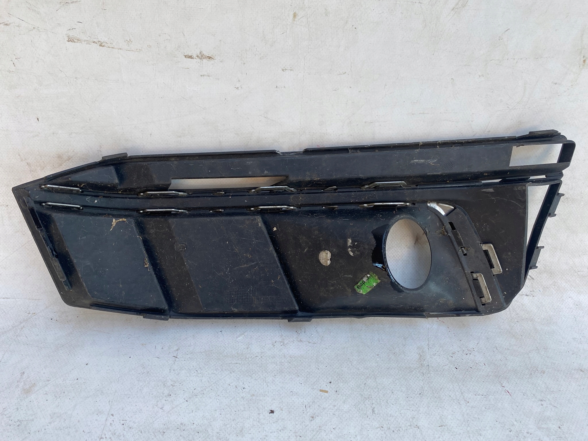 AUDI A4 B9 S-LINE 16- left grid of a bumper 8W0807681G
