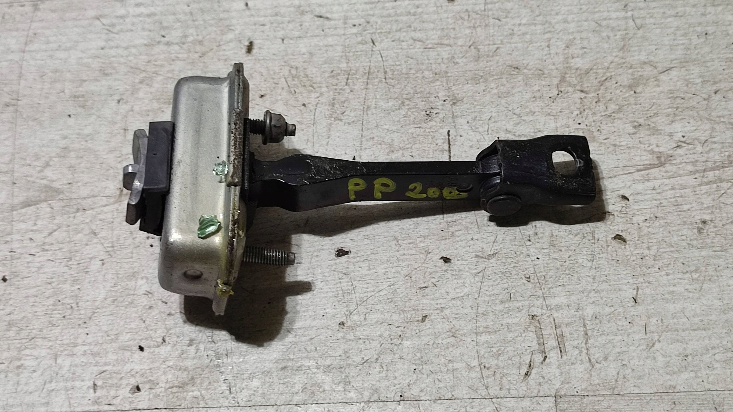 Peugeot 2008 and 2018 front side right limiter door